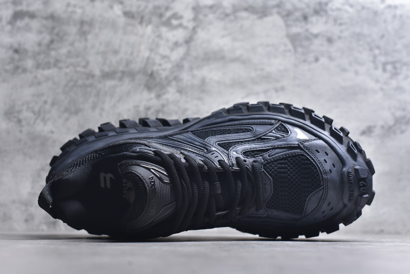 图片[4]-#Balenciagac 巴黎世家 Defender 低帮 白色 轮胎鞋时尚夏古做旧低邦老爹鞋 不含皮革运动休闲鞋，尼龙和网布材质，磨损效果，夸张轮胎花纹鞋底，5毫米足弓，鞋舌凹印Balenciaga品牌标识，鞋头边缘和后帮凹印Balenciagaz徽标和尺码，后帮拉袢。做旧工艺采用手工制作完成，每款鞋的做旧程度、大小及范围具有一定的差异性，或不对称性，请知悉。 货号：685611 尺码：35-46-选品中心