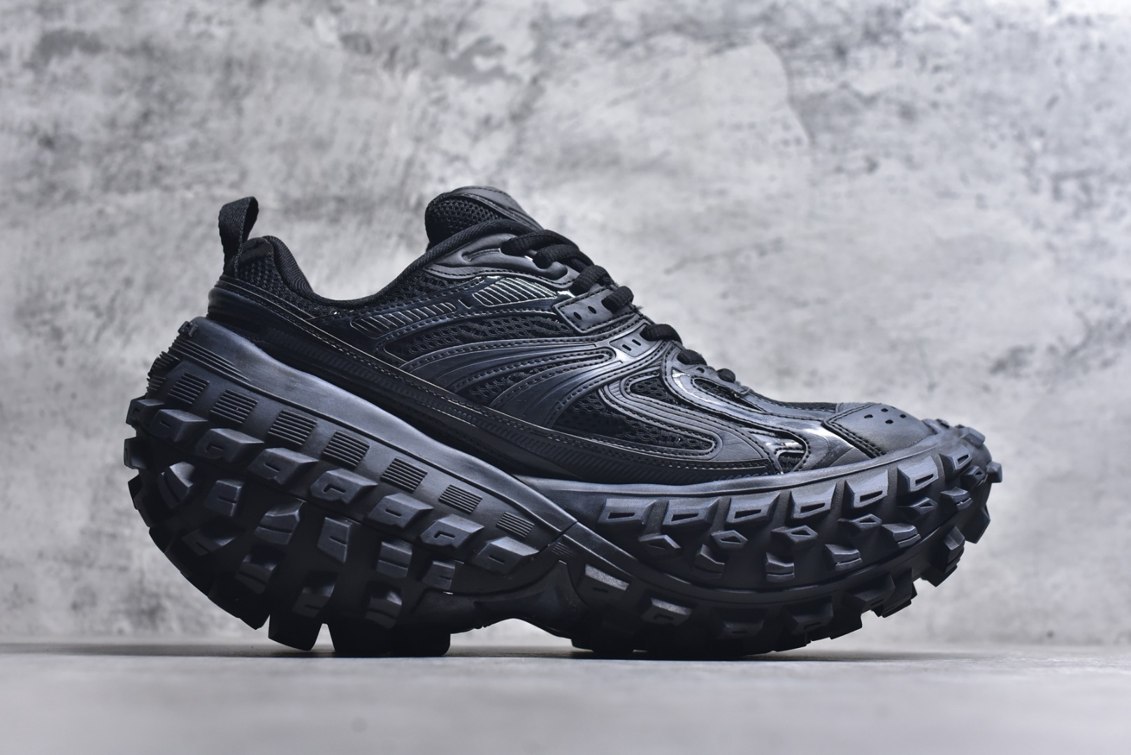 图片[3]-#Balenciagac 巴黎世家 Defender 低帮 白色 轮胎鞋时尚夏古做旧低邦老爹鞋 不含皮革运动休闲鞋，尼龙和网布材质，磨损效果，夸张轮胎花纹鞋底，5毫米足弓，鞋舌凹印Balenciaga品牌标识，鞋头边缘和后帮凹印Balenciagaz徽标和尺码，后帮拉袢。做旧工艺采用手工制作完成，每款鞋的做旧程度、大小及范围具有一定的差异性，或不对称性，请知悉。 货号：685611 尺码：35-46-选品中心