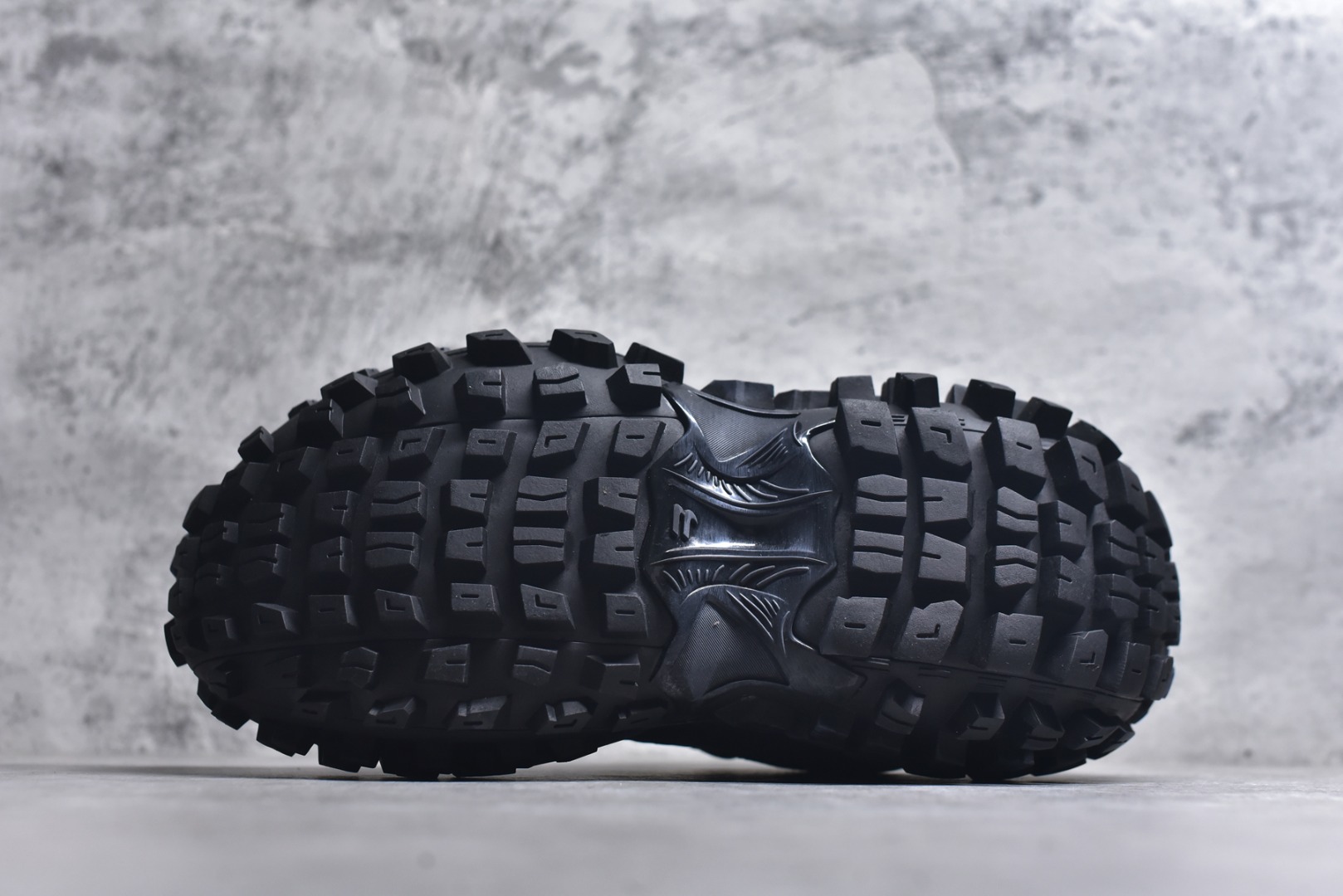 图片[6]-#Balenciagac 巴黎世家 Defender 低帮 白色 轮胎鞋时尚夏古做旧低邦老爹鞋 不含皮革运动休闲鞋，尼龙和网布材质，磨损效果，夸张轮胎花纹鞋底，5毫米足弓，鞋舌凹印Balenciaga品牌标识，鞋头边缘和后帮凹印Balenciagaz徽标和尺码，后帮拉袢。做旧工艺采用手工制作完成，每款鞋的做旧程度、大小及范围具有一定的差异性，或不对称性，请知悉。 货号：685611 尺码：35-46-选品中心