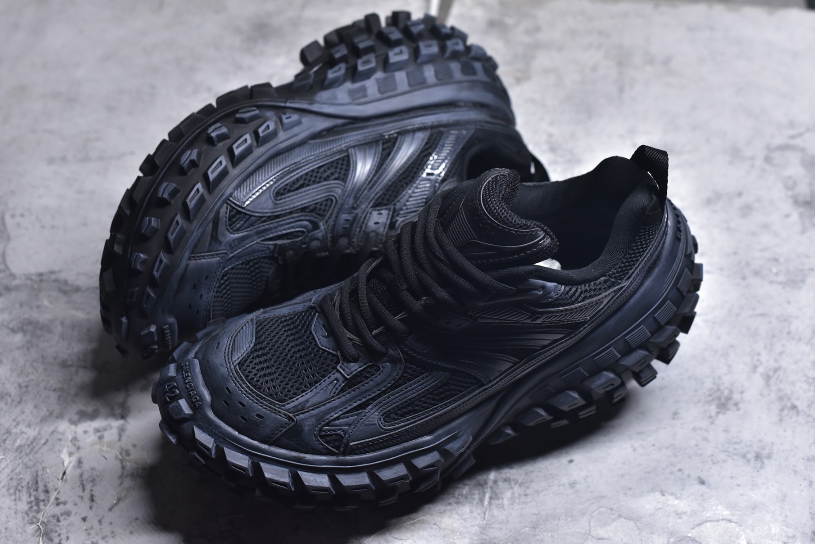 图片[7]-#Balenciagac 巴黎世家 Defender 低帮 白色 轮胎鞋时尚夏古做旧低邦老爹鞋 不含皮革运动休闲鞋，尼龙和网布材质，磨损效果，夸张轮胎花纹鞋底，5毫米足弓，鞋舌凹印Balenciaga品牌标识，鞋头边缘和后帮凹印Balenciagaz徽标和尺码，后帮拉袢。做旧工艺采用手工制作完成，每款鞋的做旧程度、大小及范围具有一定的差异性，或不对称性，请知悉。 货号：685611 尺码：35-46-选品中心