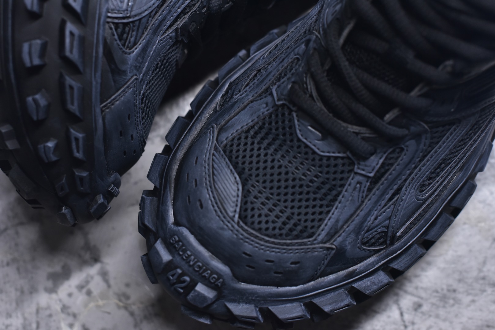 图片[8]-#Balenciagac 巴黎世家 Defender 低帮 白色 轮胎鞋时尚夏古做旧低邦老爹鞋 不含皮革运动休闲鞋，尼龙和网布材质，磨损效果，夸张轮胎花纹鞋底，5毫米足弓，鞋舌凹印Balenciaga品牌标识，鞋头边缘和后帮凹印Balenciagaz徽标和尺码，后帮拉袢。做旧工艺采用手工制作完成，每款鞋的做旧程度、大小及范围具有一定的差异性，或不对称性，请知悉。 货号：685611 尺码：35-46-选品中心