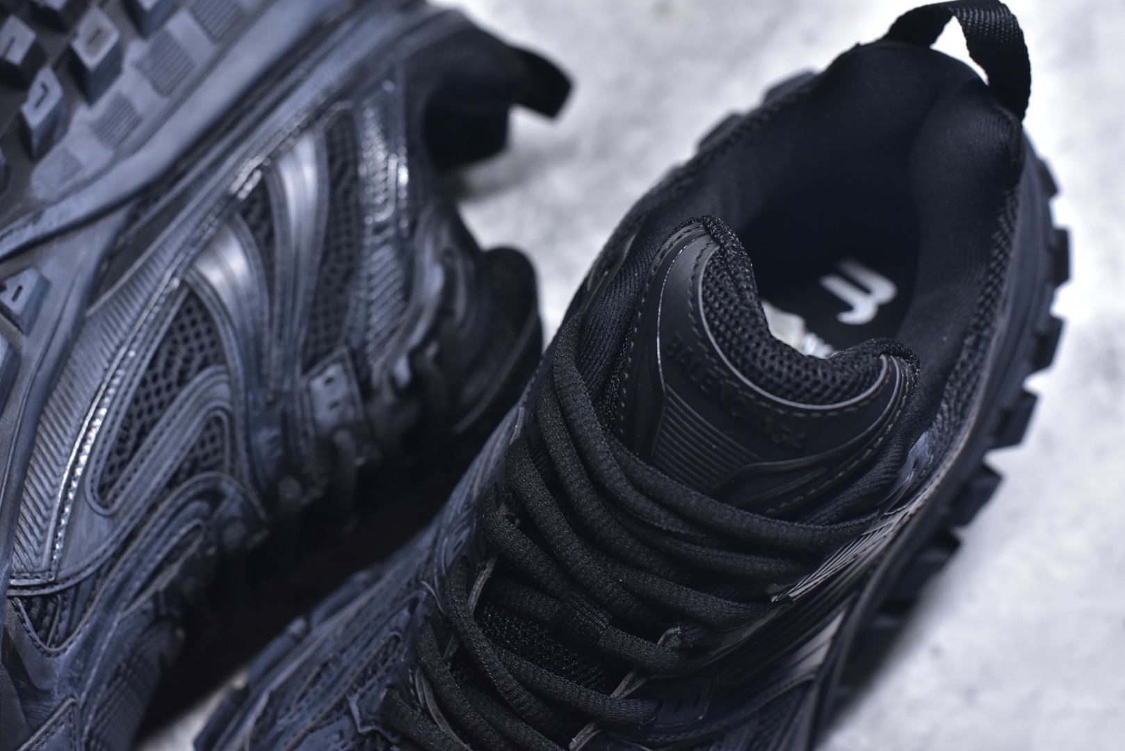 图片[9]-#Balenciagac 巴黎世家 Defender 低帮 白色 轮胎鞋时尚夏古做旧低邦老爹鞋 不含皮革运动休闲鞋，尼龙和网布材质，磨损效果，夸张轮胎花纹鞋底，5毫米足弓，鞋舌凹印Balenciaga品牌标识，鞋头边缘和后帮凹印Balenciagaz徽标和尺码，后帮拉袢。做旧工艺采用手工制作完成，每款鞋的做旧程度、大小及范围具有一定的差异性，或不对称性，请知悉。 货号：685611 尺码：35-46-选品中心