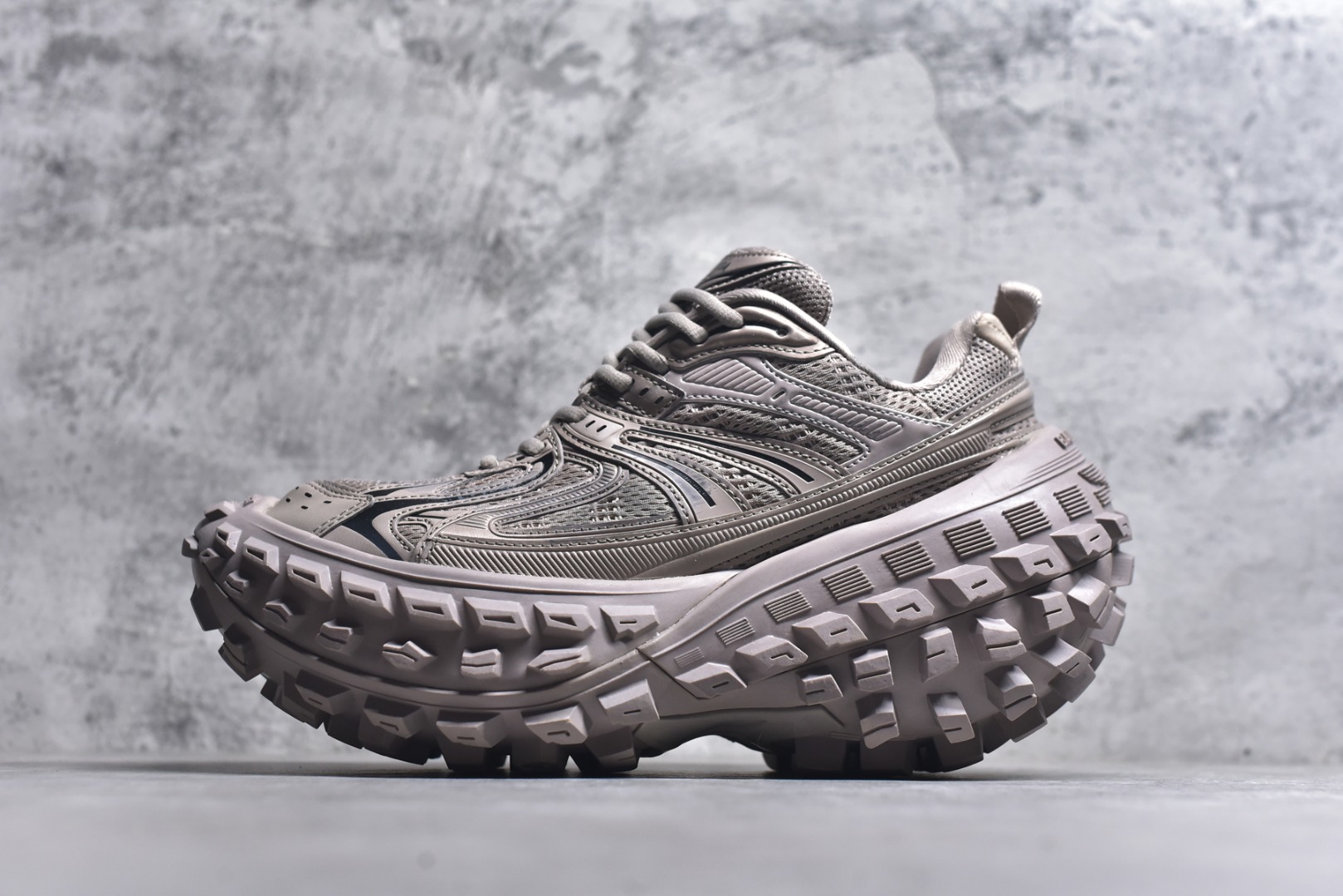 #Balenciagac 巴黎世家 Defender 低帮 白色 轮胎鞋时尚夏古做旧低邦老爹鞋 不含皮革运动休闲鞋，尼龙和网布材质，磨损效果，夸张轮胎花纹鞋底，5毫米足弓，鞋舌凹印Balenciaga品牌标识，鞋头边缘和后帮凹印Balenciagaz徽标和尺码，后帮拉袢。做旧工艺采用手工制作完成，每款鞋的做旧程度、大小及范围具有一定的差异性，或不对称性，请知悉。 货号：685611 尺码：35-46-选品中心