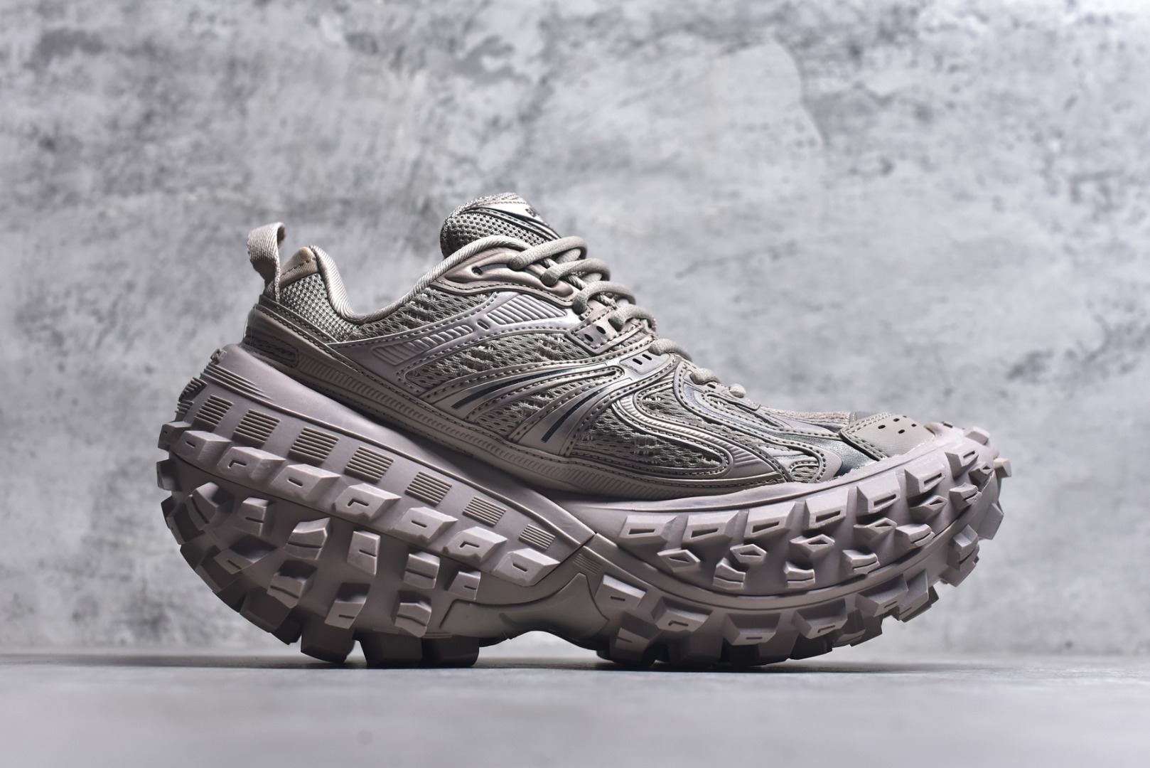 图片[3]-#Balenciagac 巴黎世家 Defender 低帮 白色 轮胎鞋时尚夏古做旧低邦老爹鞋 不含皮革运动休闲鞋，尼龙和网布材质，磨损效果，夸张轮胎花纹鞋底，5毫米足弓，鞋舌凹印Balenciaga品牌标识，鞋头边缘和后帮凹印Balenciagaz徽标和尺码，后帮拉袢。做旧工艺采用手工制作完成，每款鞋的做旧程度、大小及范围具有一定的差异性，或不对称性，请知悉。 货号：685611 尺码：35-46-选品中心