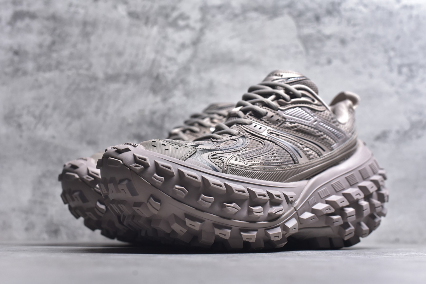 图片[2]-#Balenciagac 巴黎世家 Defender 低帮 白色 轮胎鞋时尚夏古做旧低邦老爹鞋 不含皮革运动休闲鞋，尼龙和网布材质，磨损效果，夸张轮胎花纹鞋底，5毫米足弓，鞋舌凹印Balenciaga品牌标识，鞋头边缘和后帮凹印Balenciagaz徽标和尺码，后帮拉袢。做旧工艺采用手工制作完成，每款鞋的做旧程度、大小及范围具有一定的差异性，或不对称性，请知悉。 货号：685611 尺码：35-46-选品中心