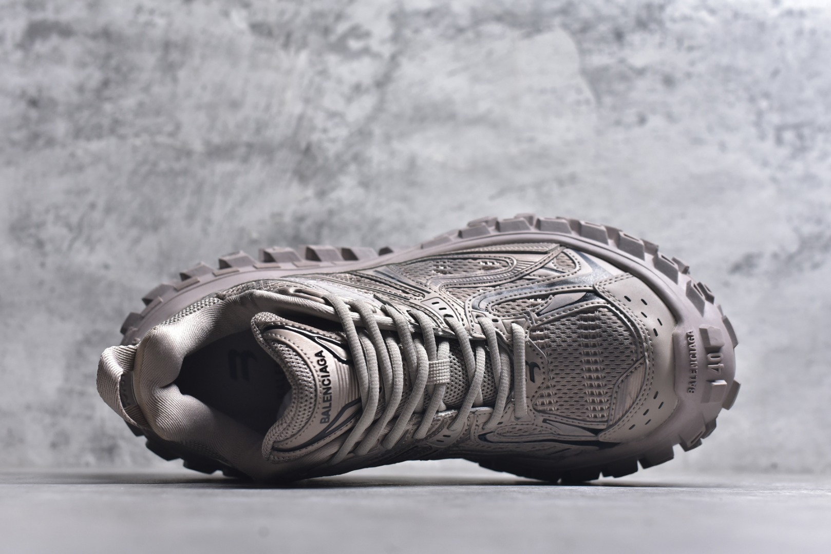 图片[4]-#Balenciagac 巴黎世家 Defender 低帮 白色 轮胎鞋时尚夏古做旧低邦老爹鞋 不含皮革运动休闲鞋，尼龙和网布材质，磨损效果，夸张轮胎花纹鞋底，5毫米足弓，鞋舌凹印Balenciaga品牌标识，鞋头边缘和后帮凹印Balenciagaz徽标和尺码，后帮拉袢。做旧工艺采用手工制作完成，每款鞋的做旧程度、大小及范围具有一定的差异性，或不对称性，请知悉。 货号：685611 尺码：35-46-选品中心