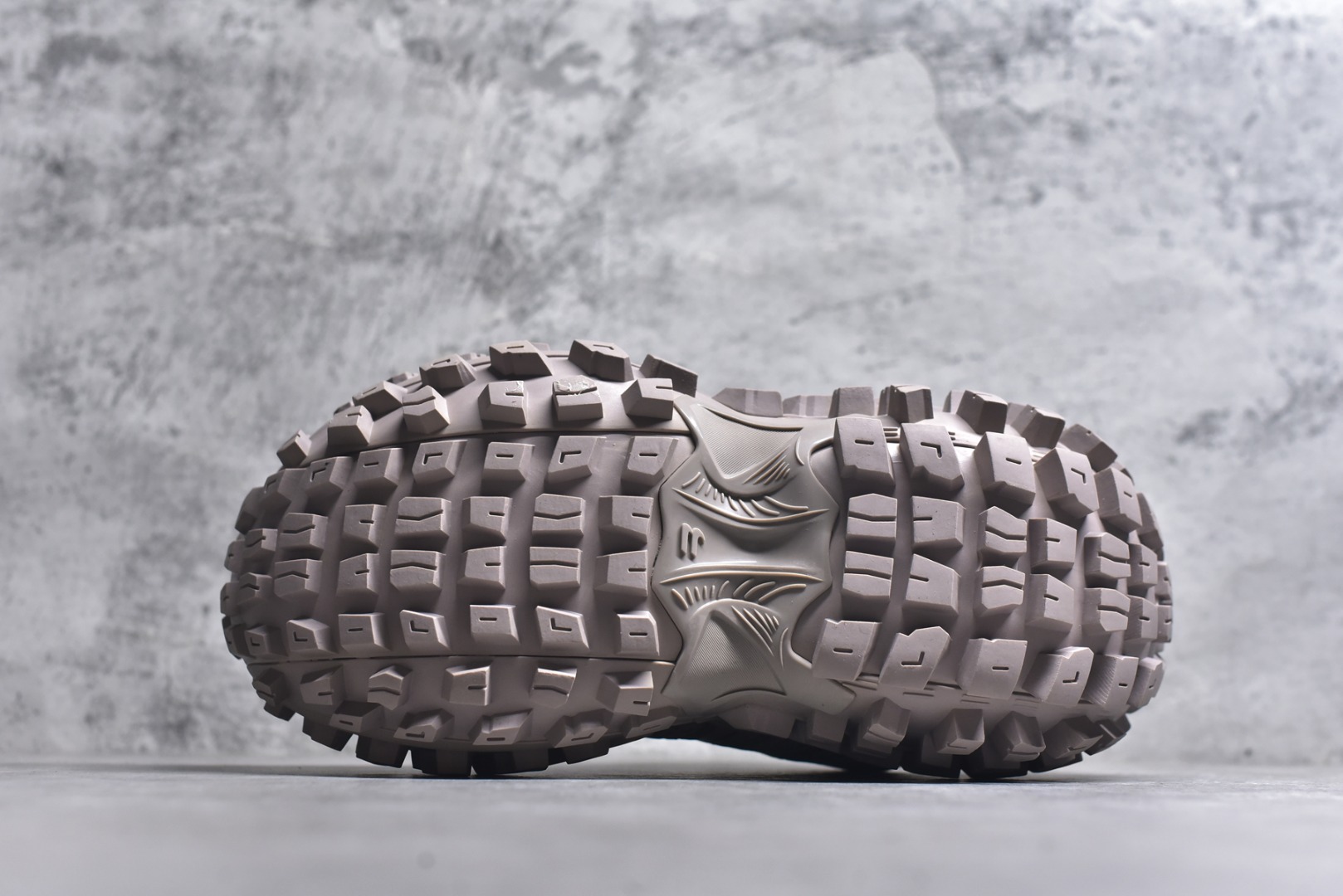 图片[6]-#Balenciagac 巴黎世家 Defender 低帮 白色 轮胎鞋时尚夏古做旧低邦老爹鞋 不含皮革运动休闲鞋，尼龙和网布材质，磨损效果，夸张轮胎花纹鞋底，5毫米足弓，鞋舌凹印Balenciaga品牌标识，鞋头边缘和后帮凹印Balenciagaz徽标和尺码，后帮拉袢。做旧工艺采用手工制作完成，每款鞋的做旧程度、大小及范围具有一定的差异性，或不对称性，请知悉。 货号：685611 尺码：35-46-选品中心