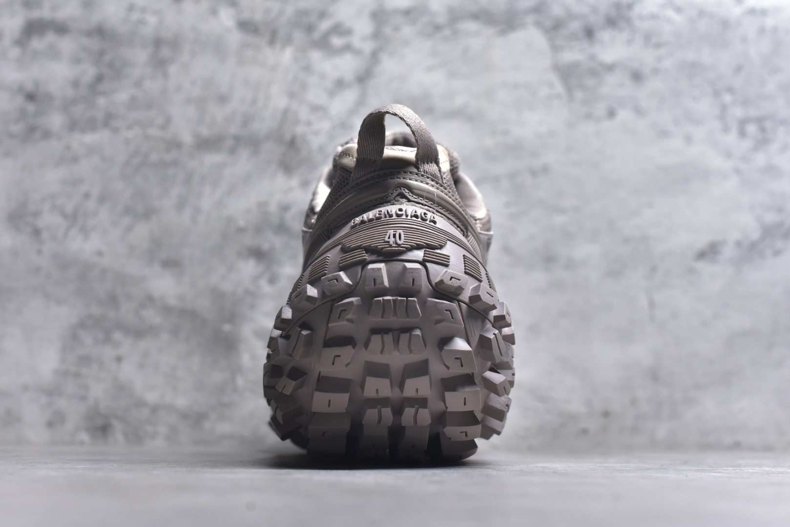 图片[5]-#Balenciagac 巴黎世家 Defender 低帮 白色 轮胎鞋时尚夏古做旧低邦老爹鞋 不含皮革运动休闲鞋，尼龙和网布材质，磨损效果，夸张轮胎花纹鞋底，5毫米足弓，鞋舌凹印Balenciaga品牌标识，鞋头边缘和后帮凹印Balenciagaz徽标和尺码，后帮拉袢。做旧工艺采用手工制作完成，每款鞋的做旧程度、大小及范围具有一定的差异性，或不对称性，请知悉。 货号：685611 尺码：35-46-选品中心