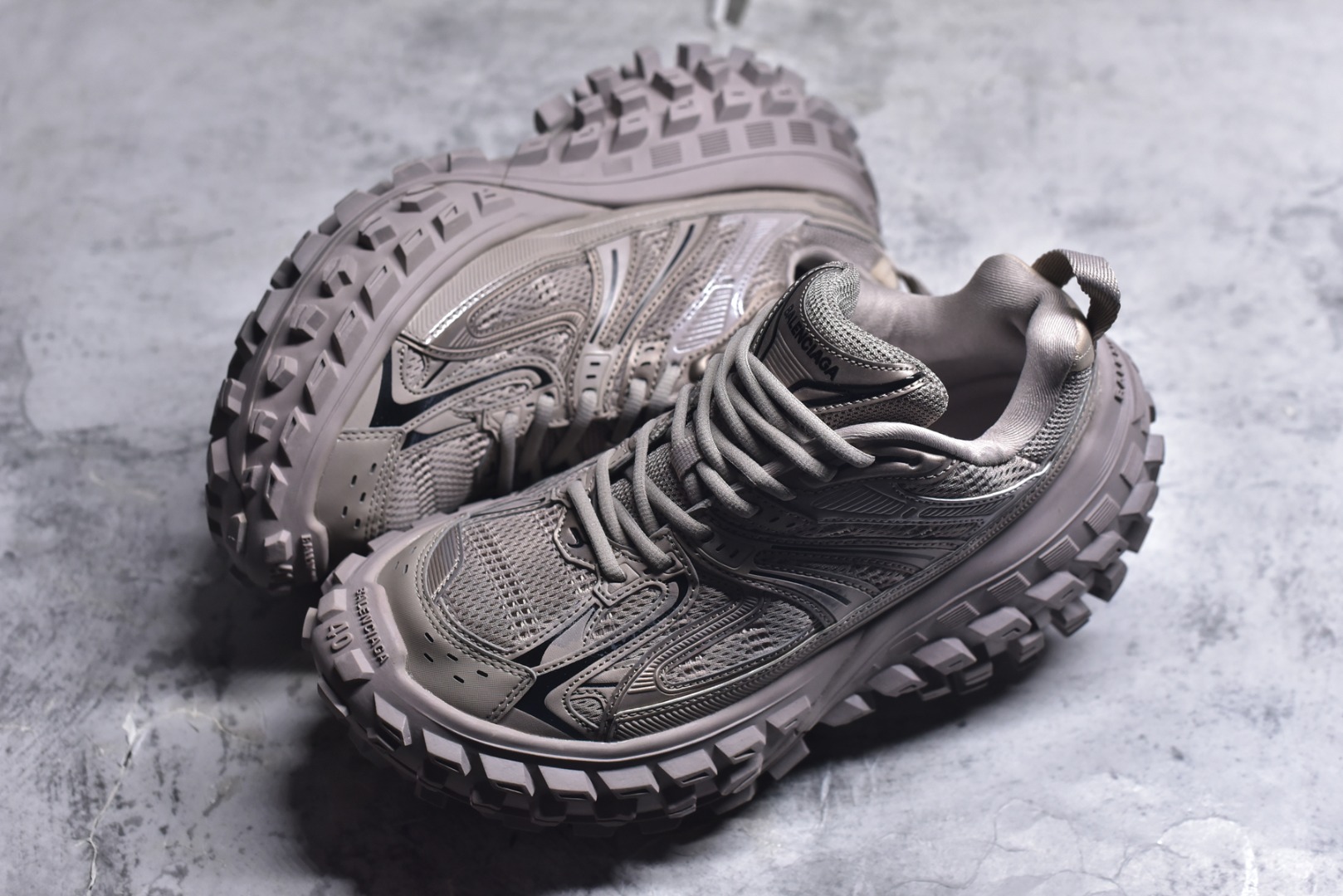 图片[7]-#Balenciagac 巴黎世家 Defender 低帮 白色 轮胎鞋时尚夏古做旧低邦老爹鞋 不含皮革运动休闲鞋，尼龙和网布材质，磨损效果，夸张轮胎花纹鞋底，5毫米足弓，鞋舌凹印Balenciaga品牌标识，鞋头边缘和后帮凹印Balenciagaz徽标和尺码，后帮拉袢。做旧工艺采用手工制作完成，每款鞋的做旧程度、大小及范围具有一定的差异性，或不对称性，请知悉。 货号：685611 尺码：35-46-选品中心