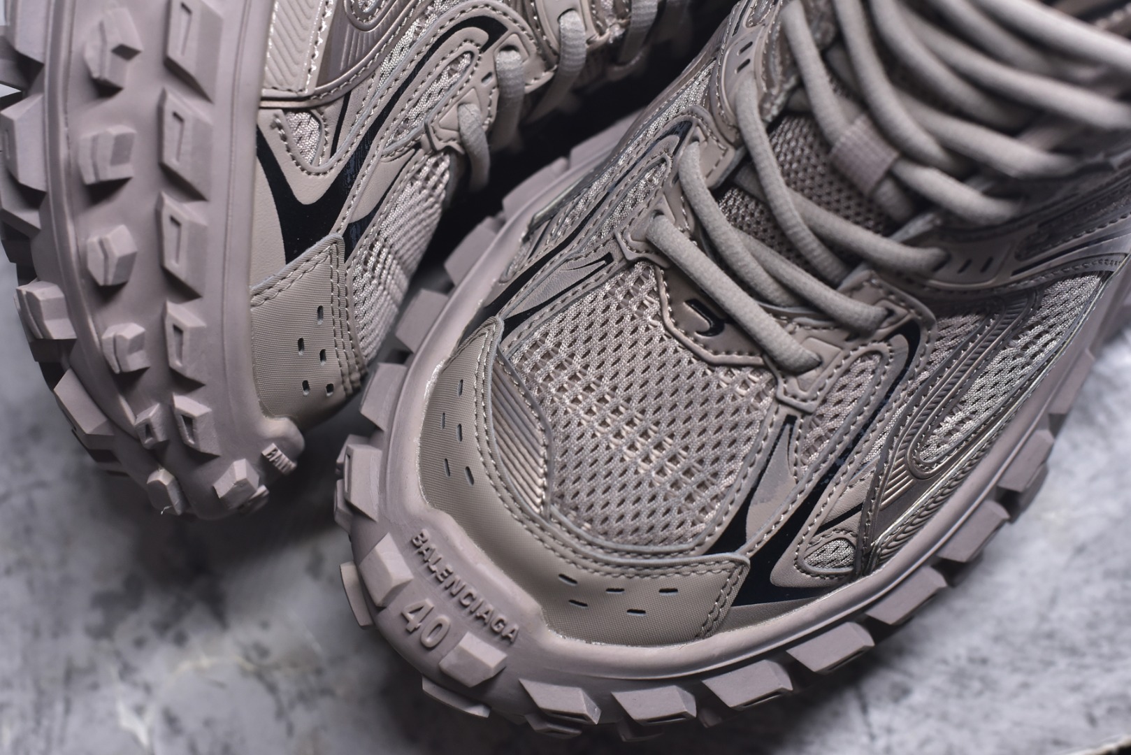 图片[8]-#Balenciagac 巴黎世家 Defender 低帮 白色 轮胎鞋时尚夏古做旧低邦老爹鞋 不含皮革运动休闲鞋，尼龙和网布材质，磨损效果，夸张轮胎花纹鞋底，5毫米足弓，鞋舌凹印Balenciaga品牌标识，鞋头边缘和后帮凹印Balenciagaz徽标和尺码，后帮拉袢。做旧工艺采用手工制作完成，每款鞋的做旧程度、大小及范围具有一定的差异性，或不对称性，请知悉。 货号：685611 尺码：35-46-选品中心