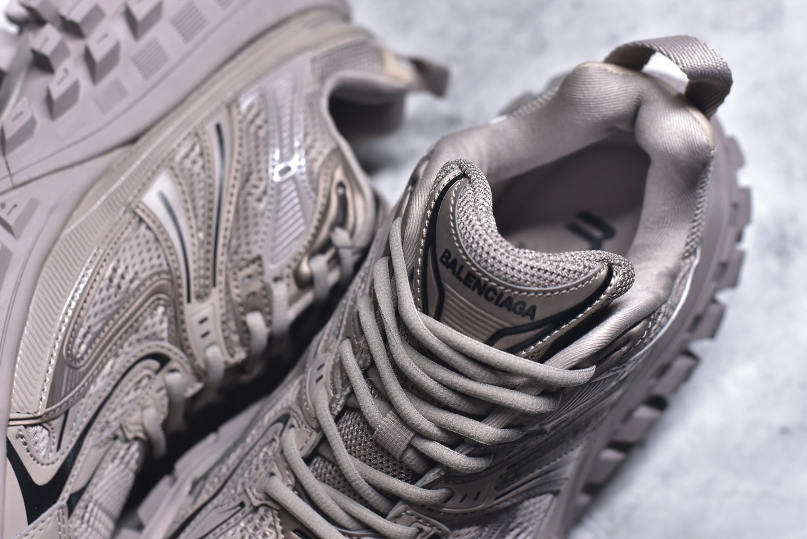 图片[9]-#Balenciagac 巴黎世家 Defender 低帮 白色 轮胎鞋时尚夏古做旧低邦老爹鞋 不含皮革运动休闲鞋，尼龙和网布材质，磨损效果，夸张轮胎花纹鞋底，5毫米足弓，鞋舌凹印Balenciaga品牌标识，鞋头边缘和后帮凹印Balenciagaz徽标和尺码，后帮拉袢。做旧工艺采用手工制作完成，每款鞋的做旧程度、大小及范围具有一定的差异性，或不对称性，请知悉。 货号：685611 尺码：35-46-选品中心