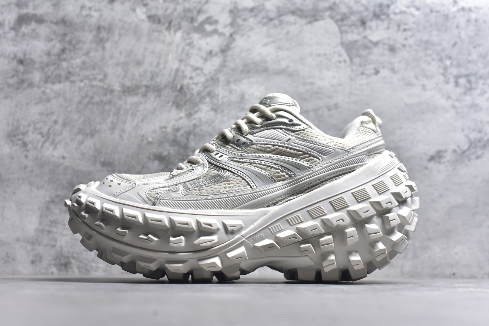 #Balenciagac 巴黎世家 Defender 低帮 白色 轮胎鞋时尚夏古做旧低邦老爹鞋 不含皮革运动休闲鞋，尼龙和网布材质，磨损效果，夸张轮胎花纹鞋底，5毫米足弓，鞋舌凹印Balenciaga品牌标识，鞋头边缘和后帮凹印Balenciagaz徽标和尺码，后帮拉袢。做旧工艺采用手工制作完成，每款鞋的做旧程度、大小及范围具有一定的差异性，或不对称性，请知悉。 货号：685613 尺码：35-46-选品中心