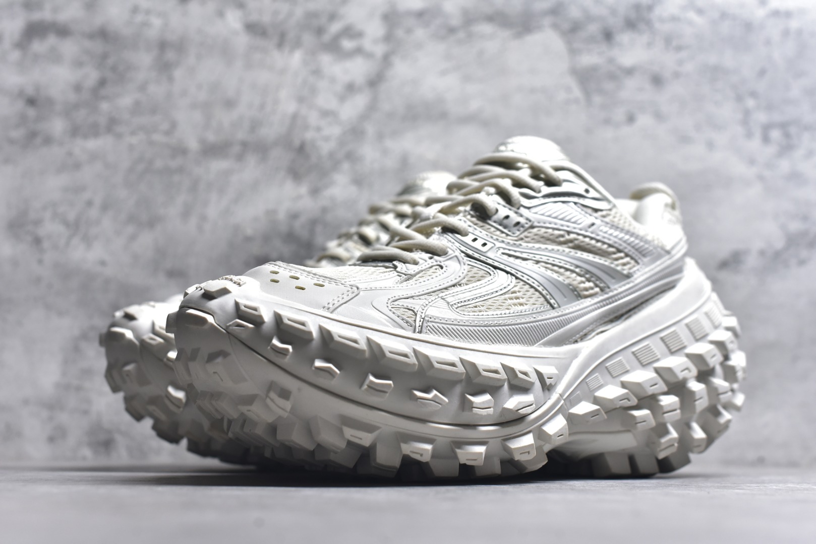 图片[2]-#Balenciagac 巴黎世家 Defender 低帮 白色 轮胎鞋时尚夏古做旧低邦老爹鞋 不含皮革运动休闲鞋，尼龙和网布材质，磨损效果，夸张轮胎花纹鞋底，5毫米足弓，鞋舌凹印Balenciaga品牌标识，鞋头边缘和后帮凹印Balenciagaz徽标和尺码，后帮拉袢。做旧工艺采用手工制作完成，每款鞋的做旧程度、大小及范围具有一定的差异性，或不对称性，请知悉。 货号：685613 尺码：35-46-选品中心