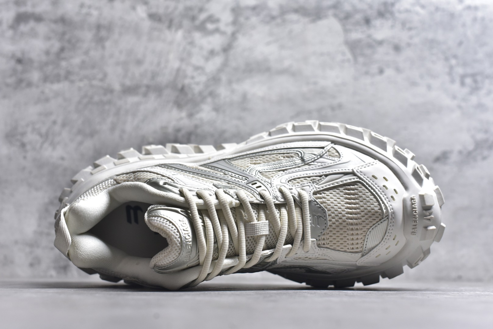 图片[4]-#Balenciagac 巴黎世家 Defender 低帮 白色 轮胎鞋时尚夏古做旧低邦老爹鞋 不含皮革运动休闲鞋，尼龙和网布材质，磨损效果，夸张轮胎花纹鞋底，5毫米足弓，鞋舌凹印Balenciaga品牌标识，鞋头边缘和后帮凹印Balenciagaz徽标和尺码，后帮拉袢。做旧工艺采用手工制作完成，每款鞋的做旧程度、大小及范围具有一定的差异性，或不对称性，请知悉。 货号：685613 尺码：35-46-选品中心