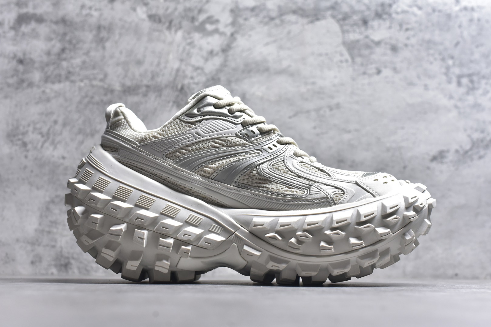 图片[3]-#Balenciagac 巴黎世家 Defender 低帮 白色 轮胎鞋时尚夏古做旧低邦老爹鞋 不含皮革运动休闲鞋，尼龙和网布材质，磨损效果，夸张轮胎花纹鞋底，5毫米足弓，鞋舌凹印Balenciaga品牌标识，鞋头边缘和后帮凹印Balenciagaz徽标和尺码，后帮拉袢。做旧工艺采用手工制作完成，每款鞋的做旧程度、大小及范围具有一定的差异性，或不对称性，请知悉。 货号：685613 尺码：35-46-选品中心