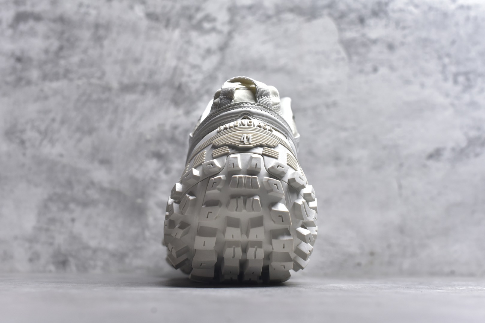 图片[5]-#Balenciagac 巴黎世家 Defender 低帮 白色 轮胎鞋时尚夏古做旧低邦老爹鞋 不含皮革运动休闲鞋，尼龙和网布材质，磨损效果，夸张轮胎花纹鞋底，5毫米足弓，鞋舌凹印Balenciaga品牌标识，鞋头边缘和后帮凹印Balenciagaz徽标和尺码，后帮拉袢。做旧工艺采用手工制作完成，每款鞋的做旧程度、大小及范围具有一定的差异性，或不对称性，请知悉。 货号：685613 尺码：35-46-选品中心