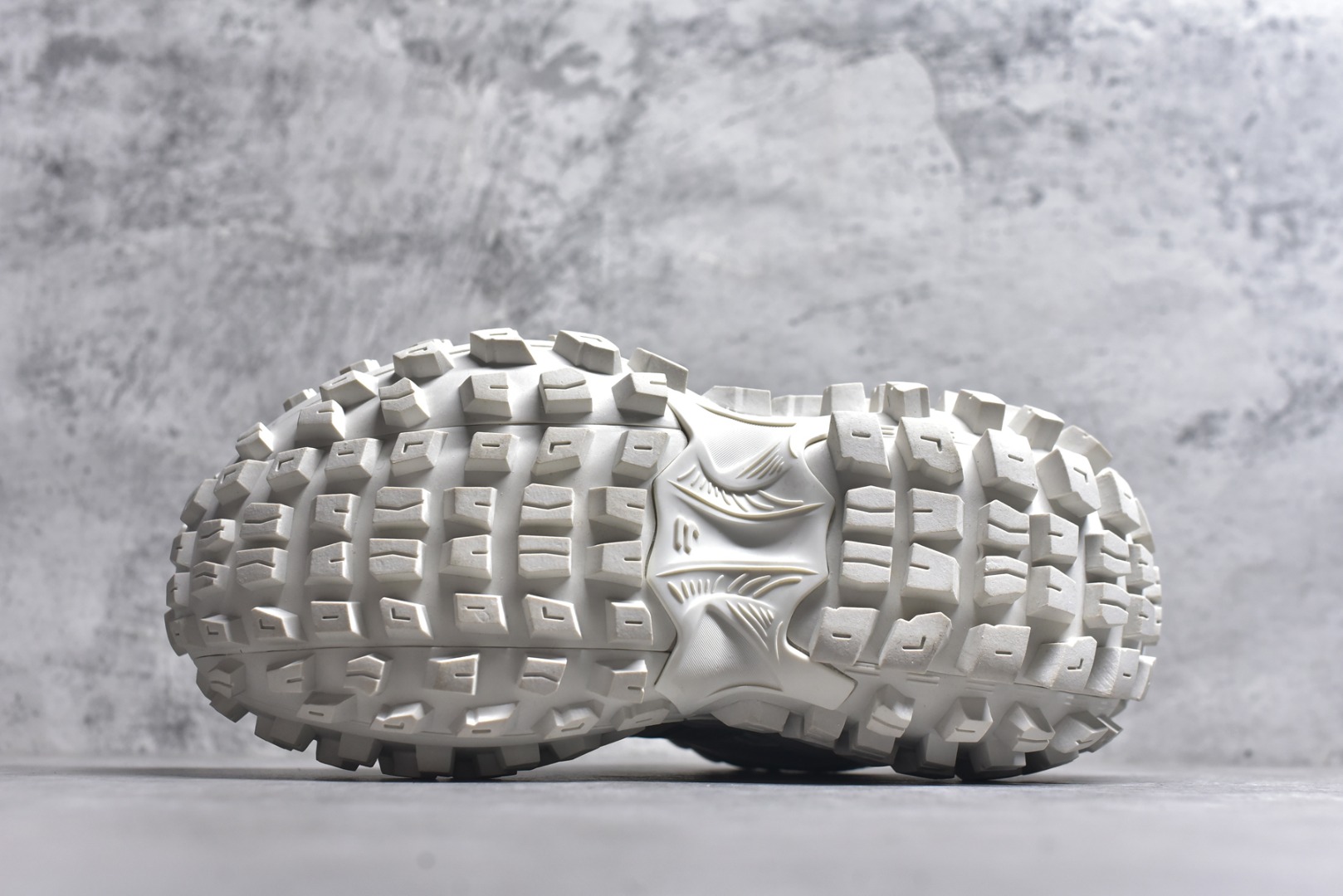 图片[6]-#Balenciagac 巴黎世家 Defender 低帮 白色 轮胎鞋时尚夏古做旧低邦老爹鞋 不含皮革运动休闲鞋，尼龙和网布材质，磨损效果，夸张轮胎花纹鞋底，5毫米足弓，鞋舌凹印Balenciaga品牌标识，鞋头边缘和后帮凹印Balenciagaz徽标和尺码，后帮拉袢。做旧工艺采用手工制作完成，每款鞋的做旧程度、大小及范围具有一定的差异性，或不对称性，请知悉。 货号：685613 尺码：35-46-选品中心