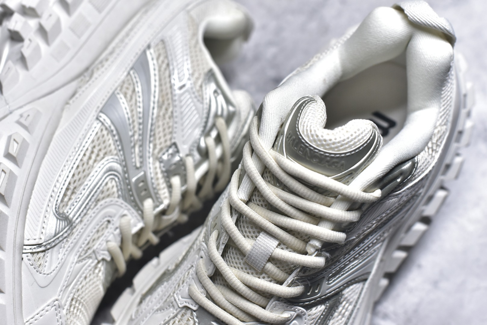 图片[9]-#Balenciagac 巴黎世家 Defender 低帮 白色 轮胎鞋时尚夏古做旧低邦老爹鞋 不含皮革运动休闲鞋，尼龙和网布材质，磨损效果，夸张轮胎花纹鞋底，5毫米足弓，鞋舌凹印Balenciaga品牌标识，鞋头边缘和后帮凹印Balenciagaz徽标和尺码，后帮拉袢。做旧工艺采用手工制作完成，每款鞋的做旧程度、大小及范围具有一定的差异性，或不对称性，请知悉。 货号：685613 尺码：35-46-选品中心