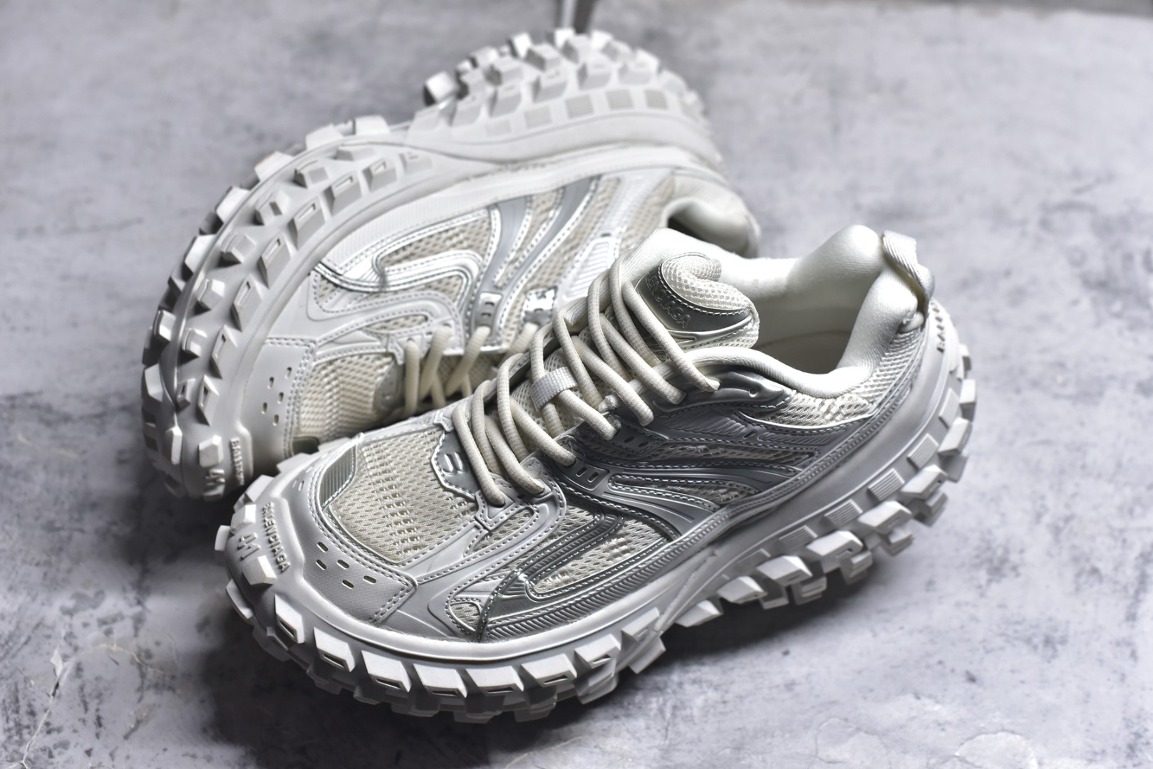 图片[7]-#Balenciagac 巴黎世家 Defender 低帮 白色 轮胎鞋时尚夏古做旧低邦老爹鞋 不含皮革运动休闲鞋，尼龙和网布材质，磨损效果，夸张轮胎花纹鞋底，5毫米足弓，鞋舌凹印Balenciaga品牌标识，鞋头边缘和后帮凹印Balenciagaz徽标和尺码，后帮拉袢。做旧工艺采用手工制作完成，每款鞋的做旧程度、大小及范围具有一定的差异性，或不对称性，请知悉。 货号：685613 尺码：35-46-选品中心