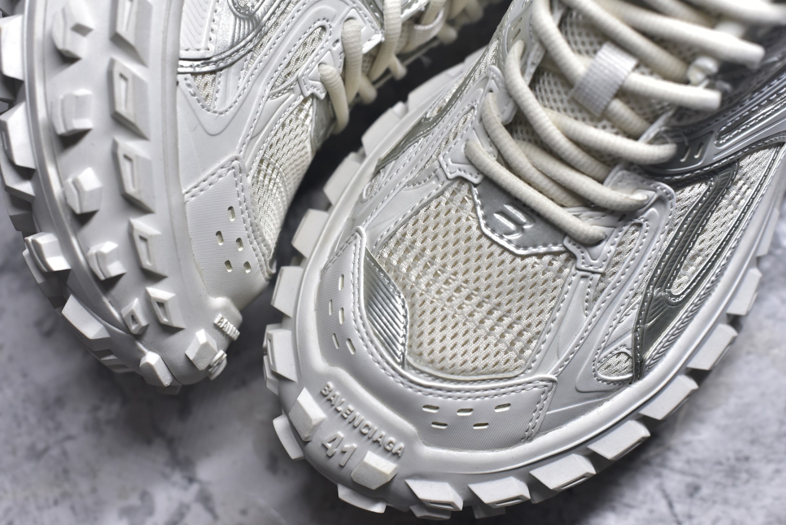 图片[8]-#Balenciagac 巴黎世家 Defender 低帮 白色 轮胎鞋时尚夏古做旧低邦老爹鞋 不含皮革运动休闲鞋，尼龙和网布材质，磨损效果，夸张轮胎花纹鞋底，5毫米足弓，鞋舌凹印Balenciaga品牌标识，鞋头边缘和后帮凹印Balenciagaz徽标和尺码，后帮拉袢。做旧工艺采用手工制作完成，每款鞋的做旧程度、大小及范围具有一定的差异性，或不对称性，请知悉。 货号：685613 尺码：35-46-选品中心