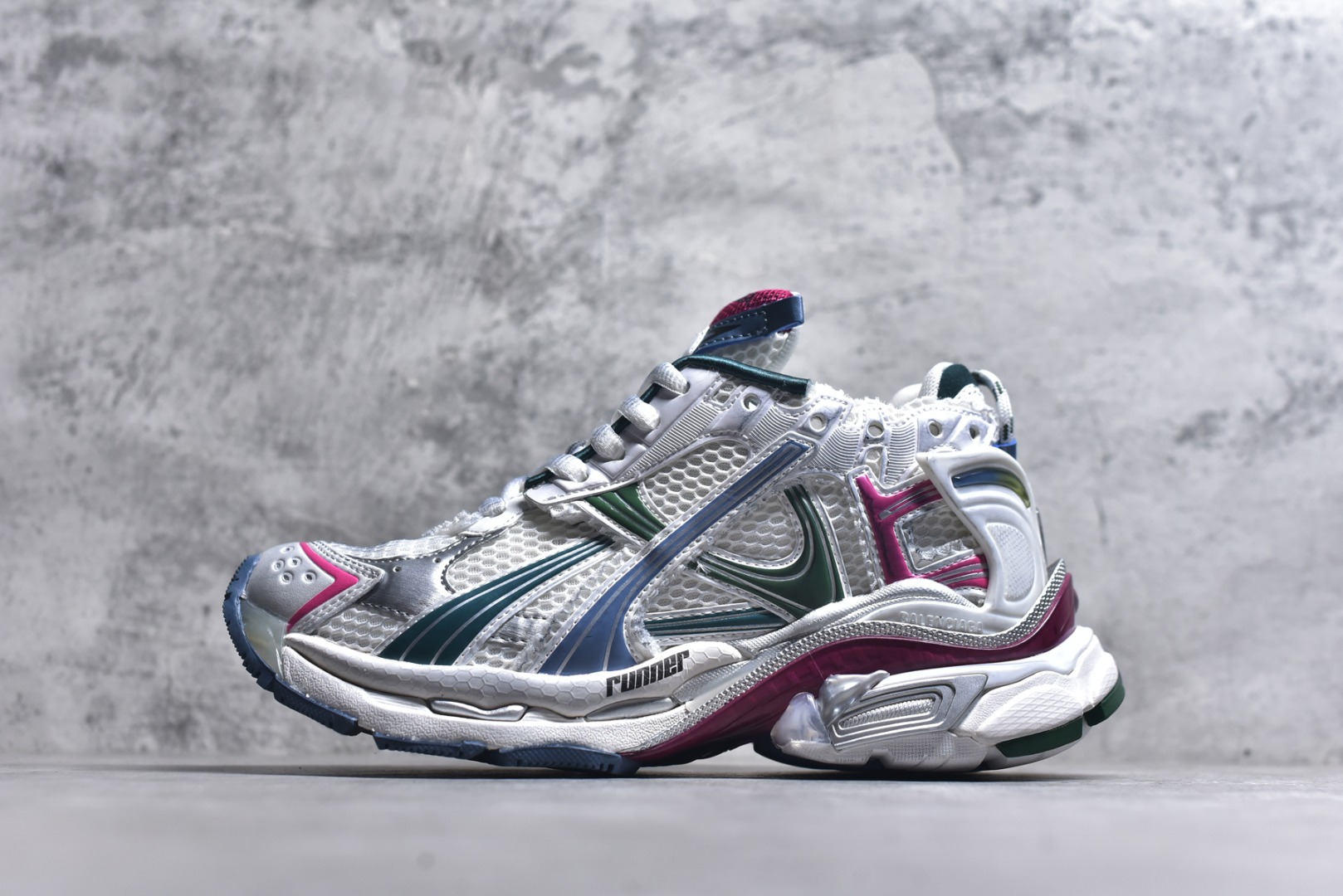 #男女鞋原版一致配件防尘袋及附送鞋带#全部采用原档案原楦数据开发#1：1比例克重#原装欧索莱环保去臭环型鞋垫#市面最为正确东莞代工原底部❗又是熟悉的复古解构,高奢品牌-巴黎世家BALENCIAGA Runner Sneaker\