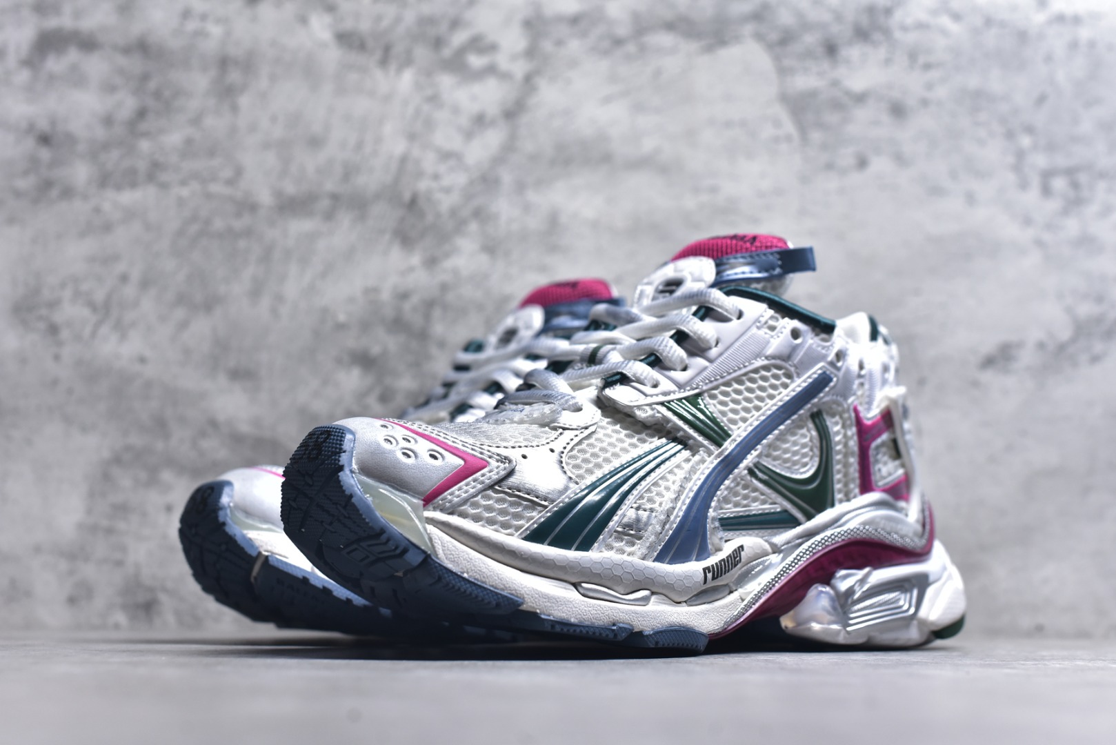 图片[2]-#男女鞋原版一致配件防尘袋及附送鞋带#全部采用原档案原楦数据开发#1：1比例克重#原装欧索莱环保去臭环型鞋垫#市面最为正确东莞代工原底部❗又是熟悉的复古解构,高奢品牌-巴黎世家BALENCIAGA Runner Sneaker\”Dark Grey/Black/Silver\”2.0慢跑系列低帮复古野跑潮流姥爹风百搭休闲运动慢跑鞋 货号：772767 W3RMU 9934 尺码：35-46-选品中心