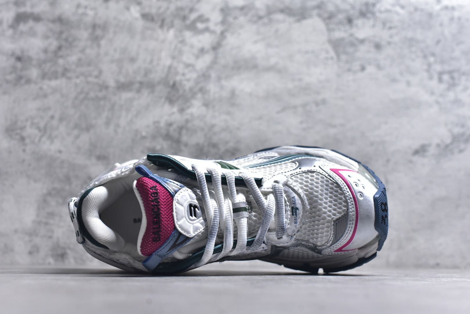 图片[4]-#男女鞋原版一致配件防尘袋及附送鞋带#全部采用原档案原楦数据开发#1：1比例克重#原装欧索莱环保去臭环型鞋垫#市面最为正确东莞代工原底部❗又是熟悉的复古解构,高奢品牌-巴黎世家BALENCIAGA Runner Sneaker\”Dark Grey/Black/Silver\”2.0慢跑系列低帮复古野跑潮流姥爹风百搭休闲运动慢跑鞋 货号：772767 W3RMU 9934 尺码：35-46-选品中心