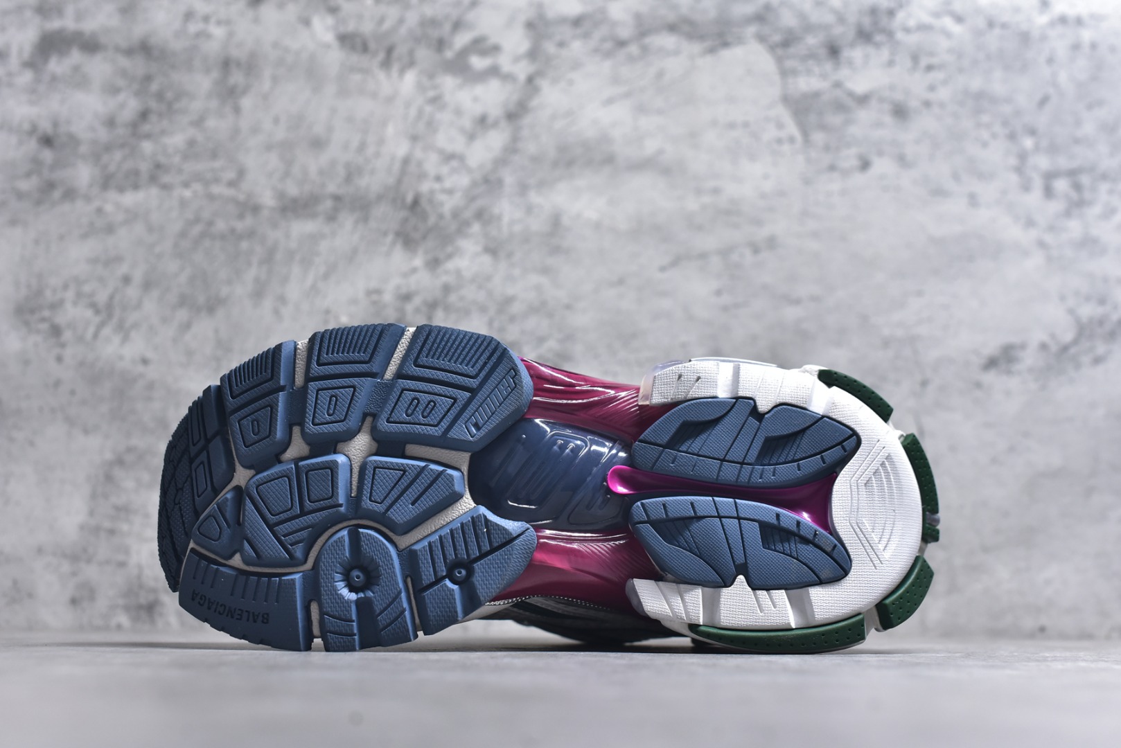 图片[6]-#男女鞋原版一致配件防尘袋及附送鞋带#全部采用原档案原楦数据开发#1：1比例克重#原装欧索莱环保去臭环型鞋垫#市面最为正确东莞代工原底部❗又是熟悉的复古解构,高奢品牌-巴黎世家BALENCIAGA Runner Sneaker\”Dark Grey/Black/Silver\”2.0慢跑系列低帮复古野跑潮流姥爹风百搭休闲运动慢跑鞋 货号：772767 W3RMU 9934 尺码：35-46-选品中心