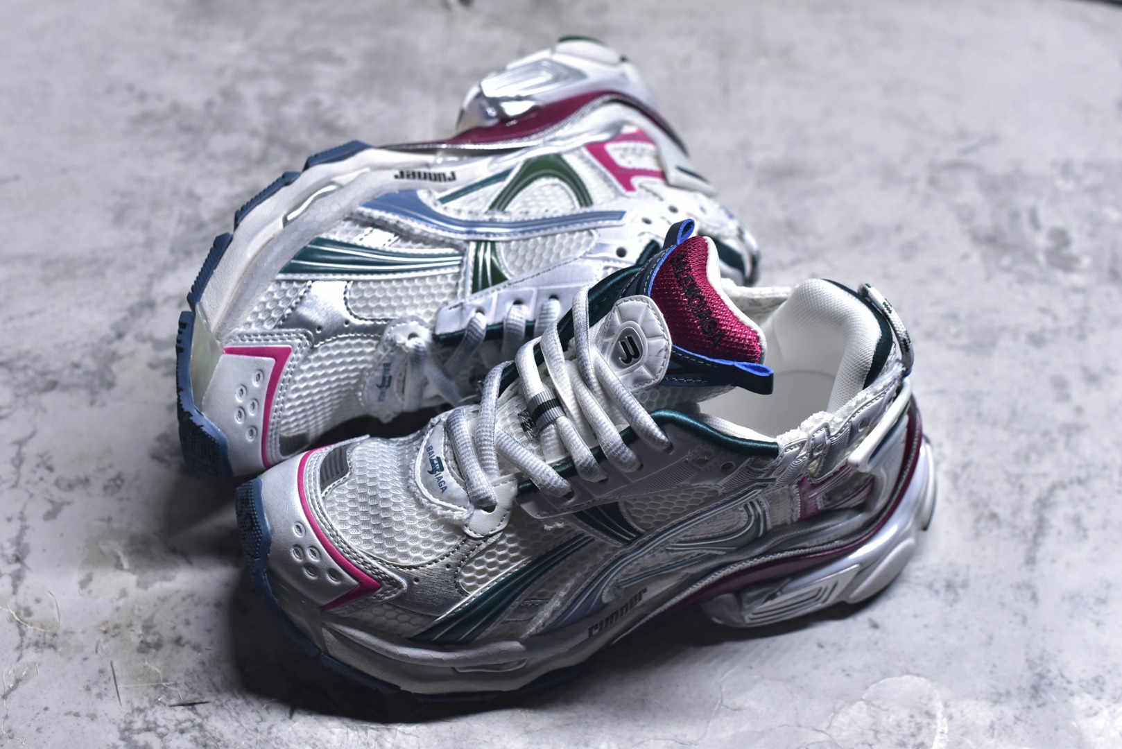 图片[7]-#男女鞋原版一致配件防尘袋及附送鞋带#全部采用原档案原楦数据开发#1：1比例克重#原装欧索莱环保去臭环型鞋垫#市面最为正确东莞代工原底部❗又是熟悉的复古解构,高奢品牌-巴黎世家BALENCIAGA Runner Sneaker\”Dark Grey/Black/Silver\”2.0慢跑系列低帮复古野跑潮流姥爹风百搭休闲运动慢跑鞋 货号：772767 W3RMU 9934 尺码：35-46-选品中心