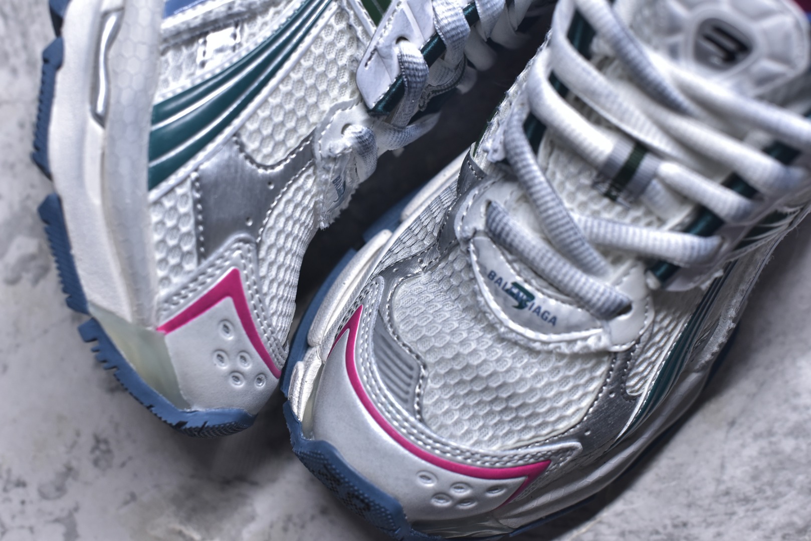 图片[8]-#男女鞋原版一致配件防尘袋及附送鞋带#全部采用原档案原楦数据开发#1：1比例克重#原装欧索莱环保去臭环型鞋垫#市面最为正确东莞代工原底部❗又是熟悉的复古解构,高奢品牌-巴黎世家BALENCIAGA Runner Sneaker\”Dark Grey/Black/Silver\”2.0慢跑系列低帮复古野跑潮流姥爹风百搭休闲运动慢跑鞋 货号：772767 W3RMU 9934 尺码：35-46-选品中心