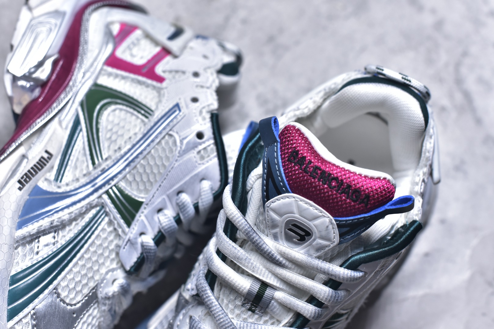 图片[9]-#男女鞋原版一致配件防尘袋及附送鞋带#全部采用原档案原楦数据开发#1：1比例克重#原装欧索莱环保去臭环型鞋垫#市面最为正确东莞代工原底部❗又是熟悉的复古解构,高奢品牌-巴黎世家BALENCIAGA Runner Sneaker\”Dark Grey/Black/Silver\”2.0慢跑系列低帮复古野跑潮流姥爹风百搭休闲运动慢跑鞋 货号：772767 W3RMU 9934 尺码：35-46-选品中心