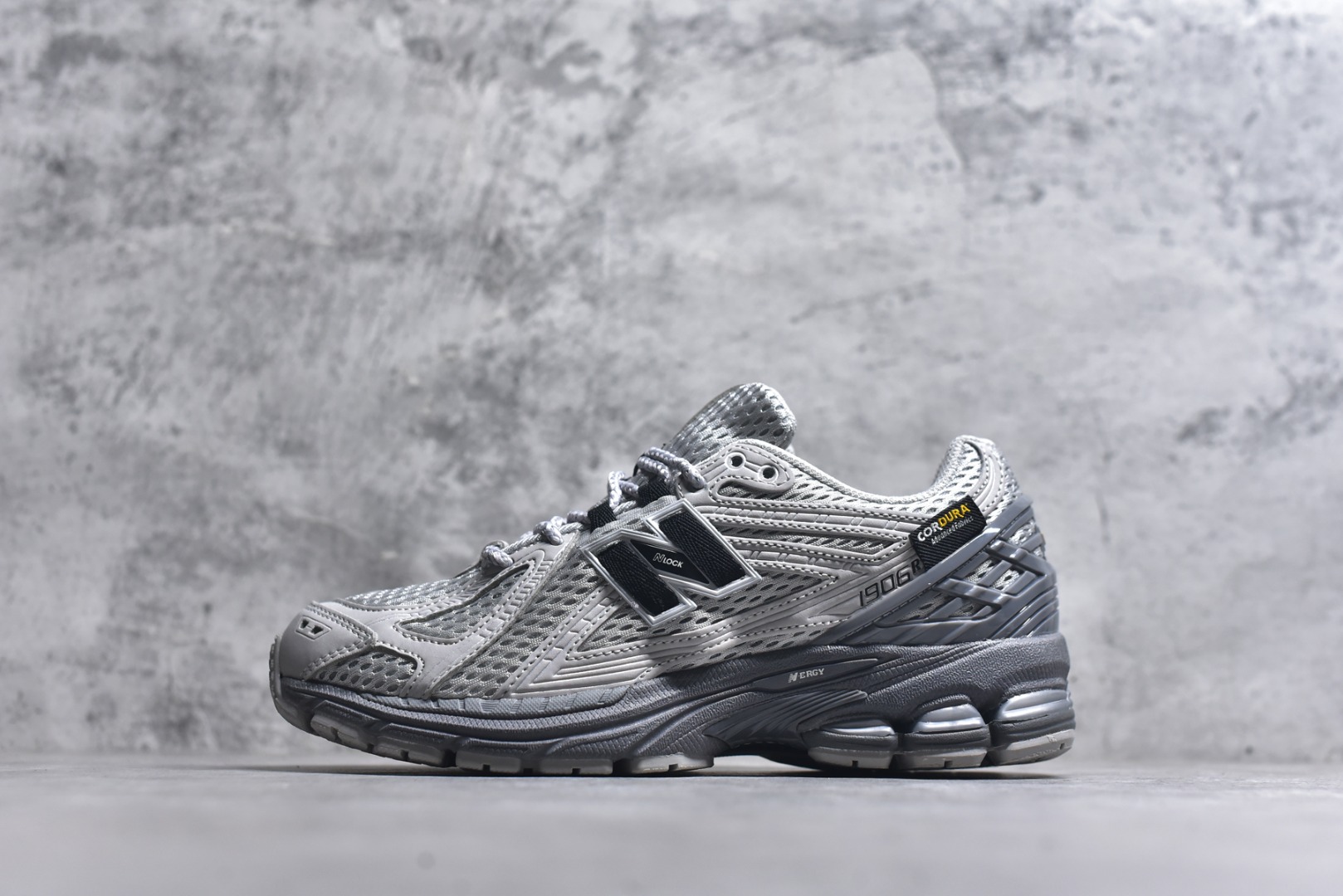 # New Balance 1906系列复古老爹风休闲运动慢跑鞋 U1906ROA #采用轻质牛剖革拼接透气网眼衬垫织物鞋面材质 T-Beam大底提供足步弓支撑，保持步态稳定 后跟搭载外露缓震胶 尺码：36 37 37.5 38 38.5 39 40 40.5 41 42 42.5 43 44 44.5 45-选品中心