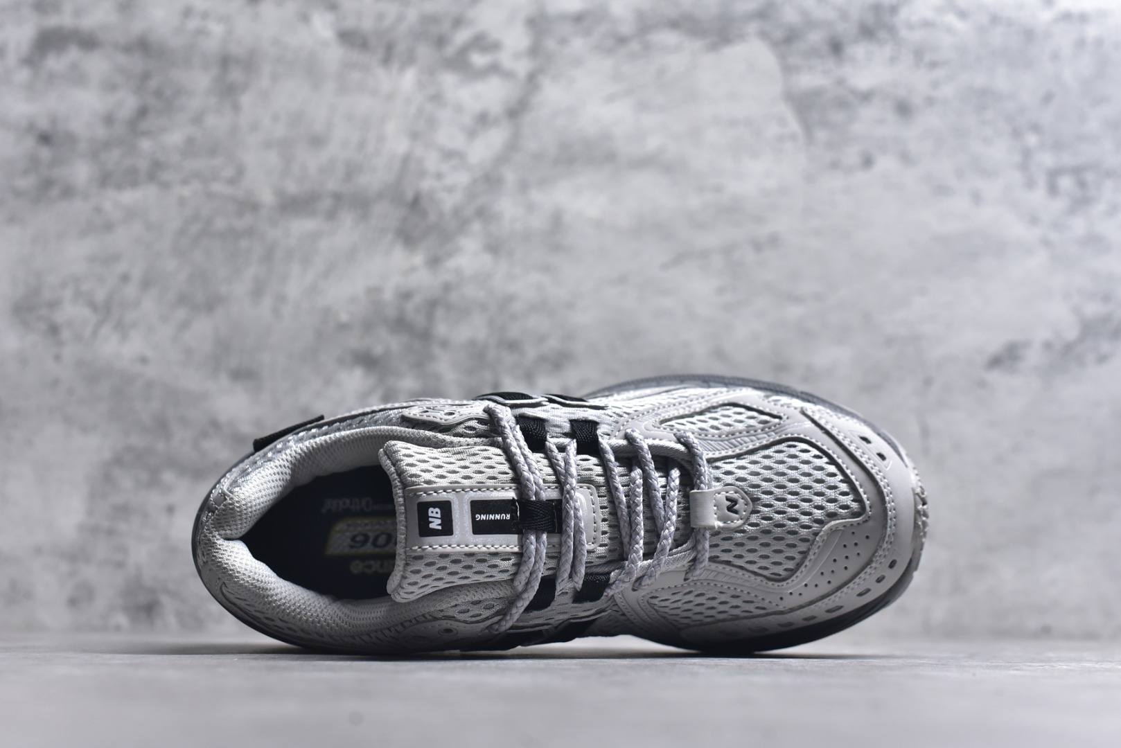 图片[4]-# New Balance 1906系列复古老爹风休闲运动慢跑鞋 U1906ROA #采用轻质牛剖革拼接透气网眼衬垫织物鞋面材质 T-Beam大底提供足步弓支撑，保持步态稳定 后跟搭载外露缓震胶 尺码：36 37 37.5 38 38.5 39 40 40.5 41 42 42.5 43 44 44.5 45-选品中心