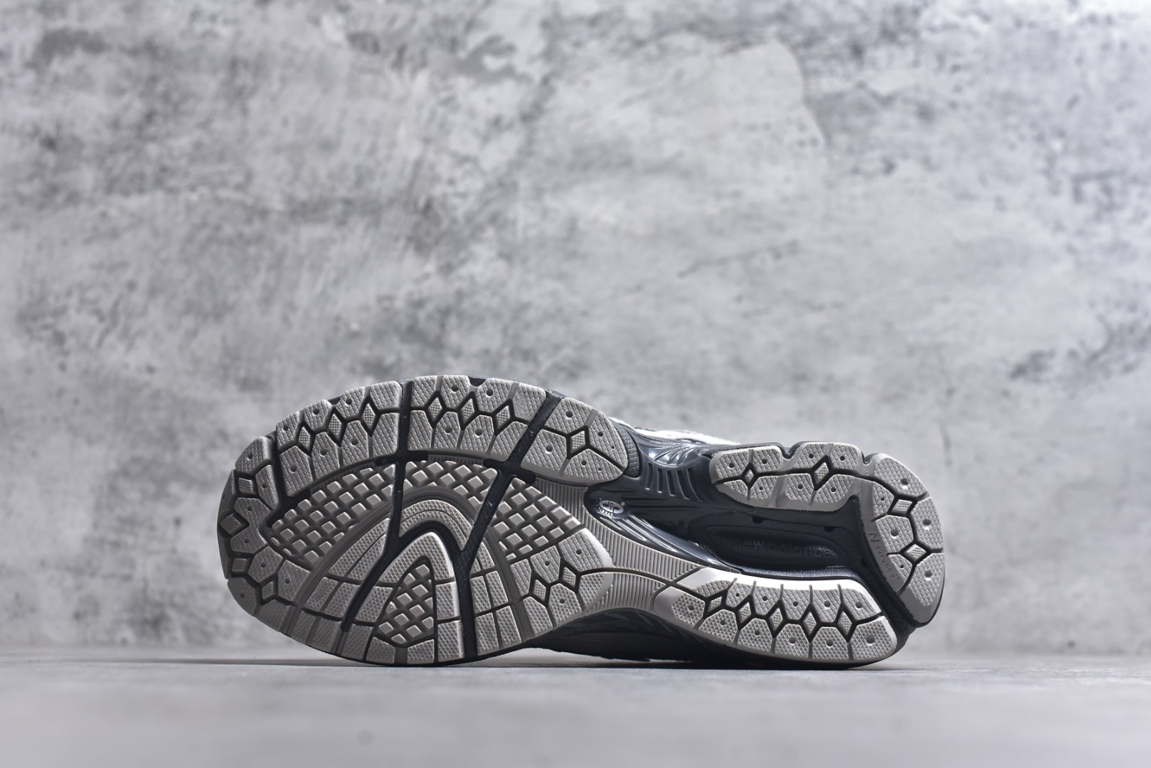 图片[6]-# New Balance 1906系列复古老爹风休闲运动慢跑鞋 U1906ROA #采用轻质牛剖革拼接透气网眼衬垫织物鞋面材质 T-Beam大底提供足步弓支撑，保持步态稳定 后跟搭载外露缓震胶 尺码：36 37 37.5 38 38.5 39 40 40.5 41 42 42.5 43 44 44.5 45-选品中心