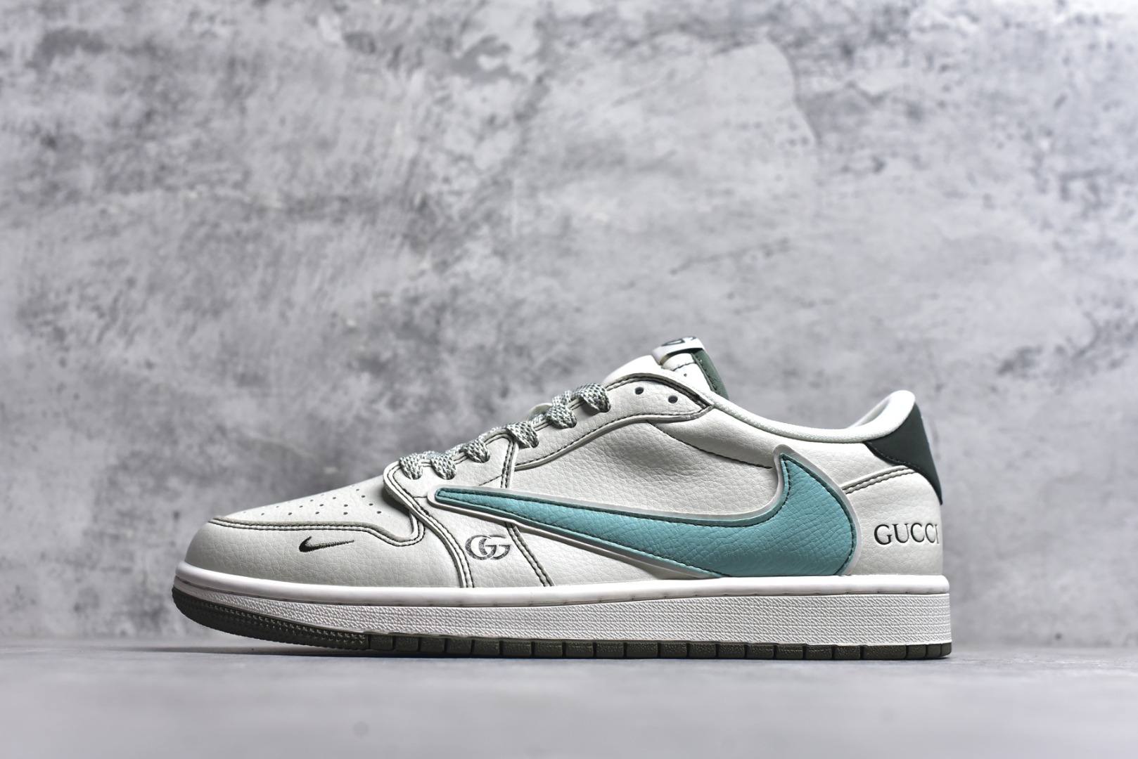 #Travis Scott x Fragment Design x Air Jordan 1 Low OG SP AJ1 乔1 古驰联名 低帮文化休闲板鞋 JJ5285-010 #多方联名合作融合了Travis Scott 独特的音乐风格，藤原浩个性的设计风格以及Jordan品牌的经典元素 使其成为一双具有独特身份和价值的鞋子 清新而立体的外观加上联名标识更突出了其独特身份 这种配色方案显示出活力和时尚感 在视觉上引人注目 鞋身的质感和细腻的细节处理使其显得高端而格调十足 这款“倒钩”联名是设计与创意完美结合 融合多方的个性风格是一款备受瞩目的潮流鞋款 低帮休闲板鞋 定制鞋盒 大厂纯原品质出货 超高清洁度 皮料切割干净无任何毛边 细节完美 尺码：36 36.5 37.5 38 38.5 39 40 40.5 41 42 42.5 43 44 44.5 45 46 9.D4-选品中心