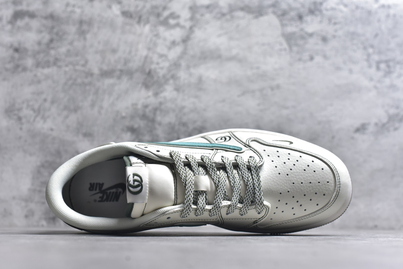 图片[4]-#Travis Scott x Fragment Design x Air Jordan 1 Low OG SP AJ1 乔1 古驰联名 低帮文化休闲板鞋 JJ5285-010 #多方联名合作融合了Travis Scott 独特的音乐风格，藤原浩个性的设计风格以及Jordan品牌的经典元素 使其成为一双具有独特身份和价值的鞋子 清新而立体的外观加上联名标识更突出了其独特身份 这种配色方案显示出活力和时尚感 在视觉上引人注目 鞋身的质感和细腻的细节处理使其显得高端而格调十足 这款“倒钩”联名是设计与创意完美结合 融合多方的个性风格是一款备受瞩目的潮流鞋款 低帮休闲板鞋 定制鞋盒 大厂纯原品质出货 超高清洁度 皮料切割干净无任何毛边 细节完美 尺码：36 36.5 37.5 38 38.5 39 40 40.5 41 42 42.5 43 44 44.5 45 46 9.D4-选品中心