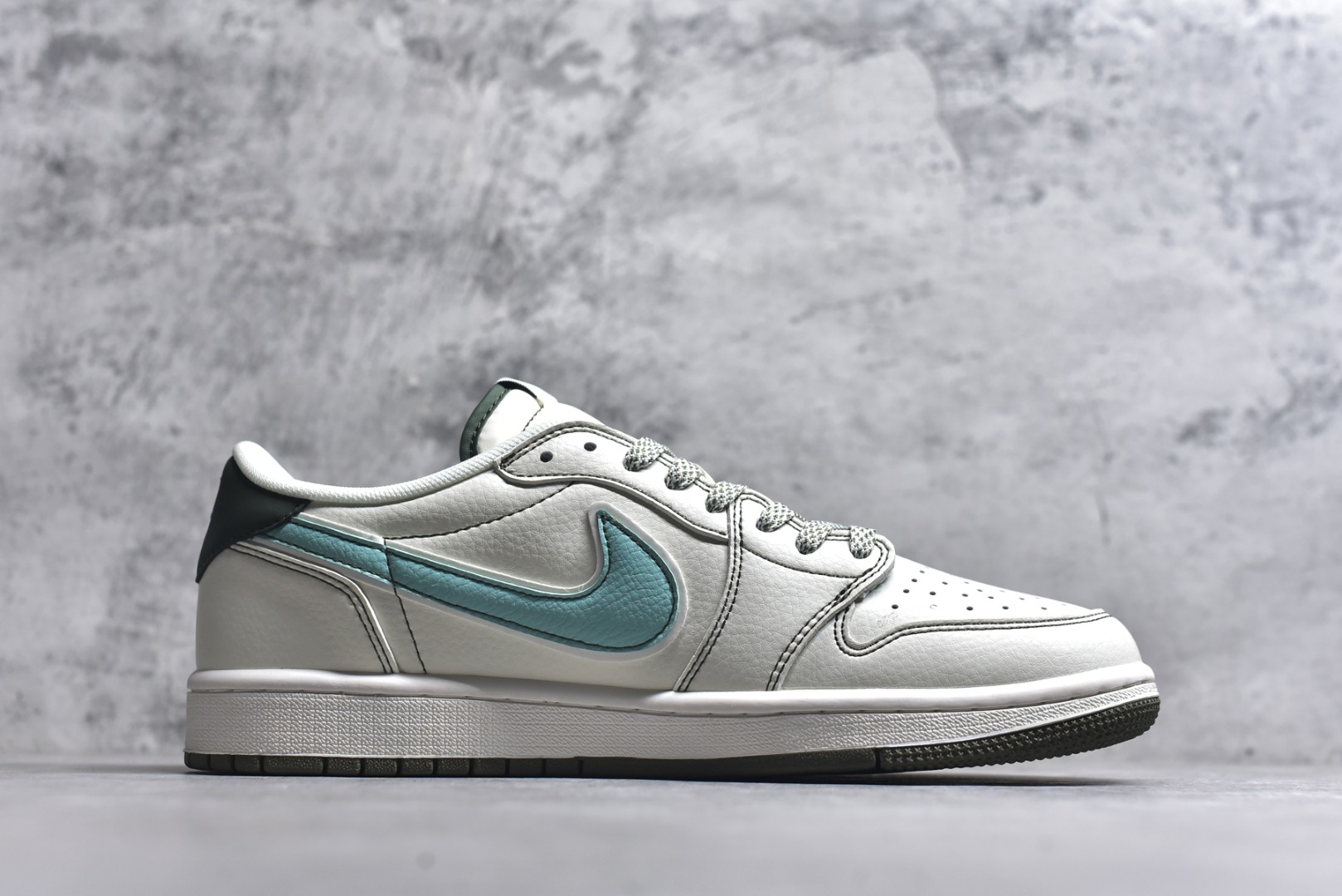 图片[3]-#Travis Scott x Fragment Design x Air Jordan 1 Low OG SP AJ1 乔1 古驰联名 低帮文化休闲板鞋 JJ5285-010 #多方联名合作融合了Travis Scott 独特的音乐风格，藤原浩个性的设计风格以及Jordan品牌的经典元素 使其成为一双具有独特身份和价值的鞋子 清新而立体的外观加上联名标识更突出了其独特身份 这种配色方案显示出活力和时尚感 在视觉上引人注目 鞋身的质感和细腻的细节处理使其显得高端而格调十足 这款“倒钩”联名是设计与创意完美结合 融合多方的个性风格是一款备受瞩目的潮流鞋款 低帮休闲板鞋 定制鞋盒 大厂纯原品质出货 超高清洁度 皮料切割干净无任何毛边 细节完美 尺码：36 36.5 37.5 38 38.5 39 40 40.5 41 42 42.5 43 44 44.5 45 46 9.D4-选品中心