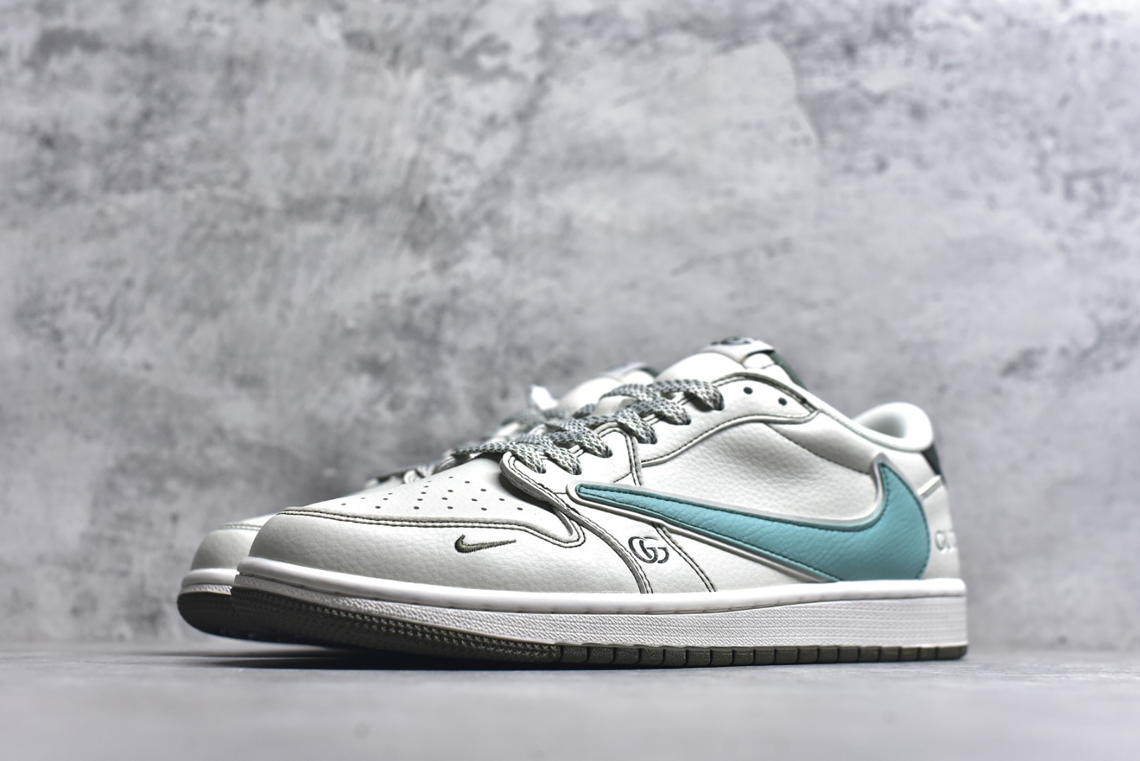 图片[2]-#Travis Scott x Fragment Design x Air Jordan 1 Low OG SP AJ1 乔1 古驰联名 低帮文化休闲板鞋 JJ5285-010 #多方联名合作融合了Travis Scott 独特的音乐风格，藤原浩个性的设计风格以及Jordan品牌的经典元素 使其成为一双具有独特身份和价值的鞋子 清新而立体的外观加上联名标识更突出了其独特身份 这种配色方案显示出活力和时尚感 在视觉上引人注目 鞋身的质感和细腻的细节处理使其显得高端而格调十足 这款“倒钩”联名是设计与创意完美结合 融合多方的个性风格是一款备受瞩目的潮流鞋款 低帮休闲板鞋 定制鞋盒 大厂纯原品质出货 超高清洁度 皮料切割干净无任何毛边 细节完美 尺码：36 36.5 37.5 38 38.5 39 40 40.5 41 42 42.5 43 44 44.5 45 46 9.D4-选品中心