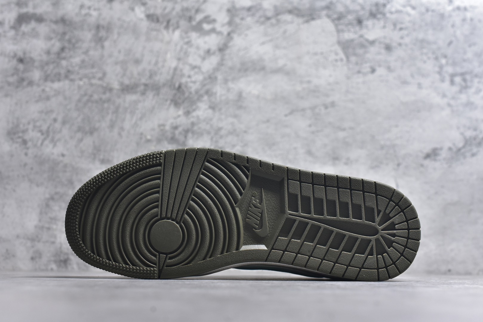 图片[6]-#Travis Scott x Fragment Design x Air Jordan 1 Low OG SP AJ1 乔1 古驰联名 低帮文化休闲板鞋 JJ5285-010 #多方联名合作融合了Travis Scott 独特的音乐风格，藤原浩个性的设计风格以及Jordan品牌的经典元素 使其成为一双具有独特身份和价值的鞋子 清新而立体的外观加上联名标识更突出了其独特身份 这种配色方案显示出活力和时尚感 在视觉上引人注目 鞋身的质感和细腻的细节处理使其显得高端而格调十足 这款“倒钩”联名是设计与创意完美结合 融合多方的个性风格是一款备受瞩目的潮流鞋款 低帮休闲板鞋 定制鞋盒 大厂纯原品质出货 超高清洁度 皮料切割干净无任何毛边 细节完美 尺码：36 36.5 37.5 38 38.5 39 40 40.5 41 42 42.5 43 44 44.5 45 46 9.D4-选品中心