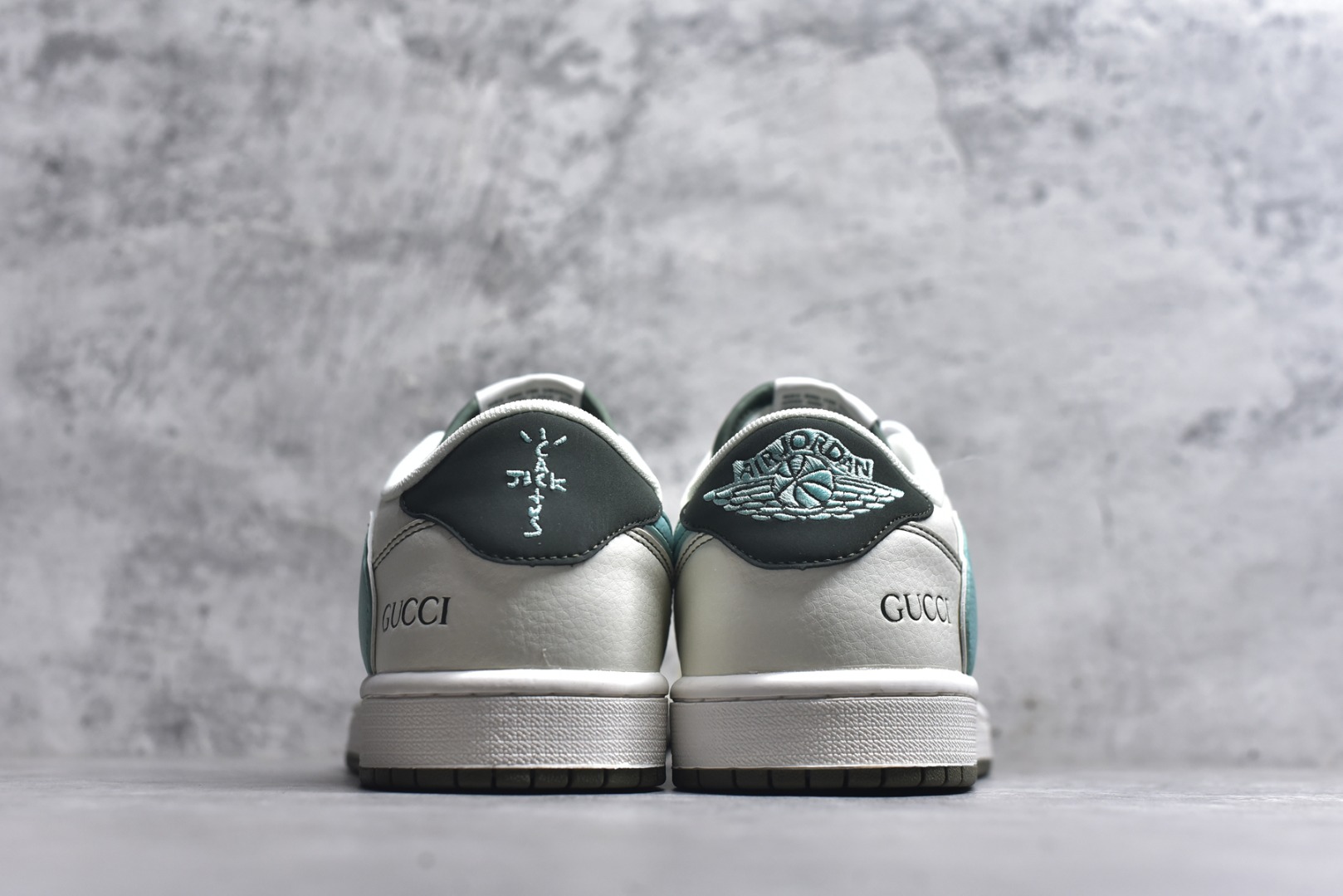 图片[5]-#Travis Scott x Fragment Design x Air Jordan 1 Low OG SP AJ1 乔1 古驰联名 低帮文化休闲板鞋 JJ5285-010 #多方联名合作融合了Travis Scott 独特的音乐风格，藤原浩个性的设计风格以及Jordan品牌的经典元素 使其成为一双具有独特身份和价值的鞋子 清新而立体的外观加上联名标识更突出了其独特身份 这种配色方案显示出活力和时尚感 在视觉上引人注目 鞋身的质感和细腻的细节处理使其显得高端而格调十足 这款“倒钩”联名是设计与创意完美结合 融合多方的个性风格是一款备受瞩目的潮流鞋款 低帮休闲板鞋 定制鞋盒 大厂纯原品质出货 超高清洁度 皮料切割干净无任何毛边 细节完美 尺码：36 36.5 37.5 38 38.5 39 40 40.5 41 42 42.5 43 44 44.5 45 46 9.D4-选品中心