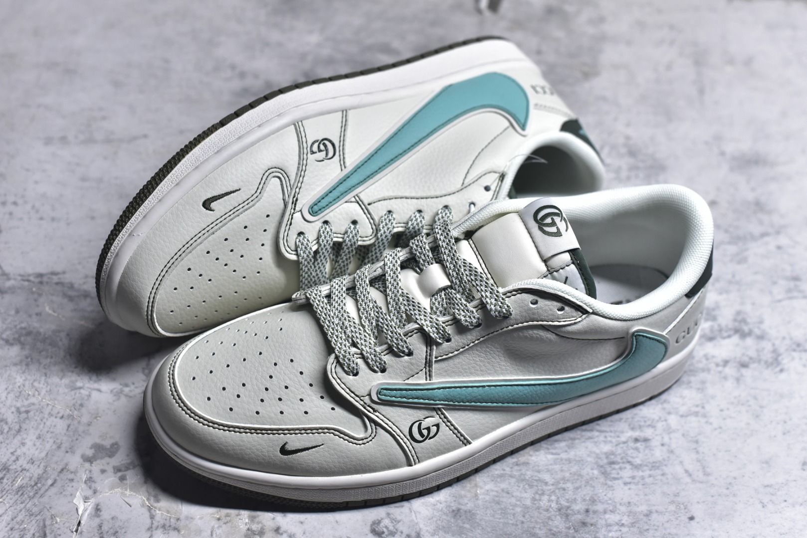 图片[7]-#Travis Scott x Fragment Design x Air Jordan 1 Low OG SP AJ1 乔1 古驰联名 低帮文化休闲板鞋 JJ5285-010 #多方联名合作融合了Travis Scott 独特的音乐风格，藤原浩个性的设计风格以及Jordan品牌的经典元素 使其成为一双具有独特身份和价值的鞋子 清新而立体的外观加上联名标识更突出了其独特身份 这种配色方案显示出活力和时尚感 在视觉上引人注目 鞋身的质感和细腻的细节处理使其显得高端而格调十足 这款“倒钩”联名是设计与创意完美结合 融合多方的个性风格是一款备受瞩目的潮流鞋款 低帮休闲板鞋 定制鞋盒 大厂纯原品质出货 超高清洁度 皮料切割干净无任何毛边 细节完美 尺码：36 36.5 37.5 38 38.5 39 40 40.5 41 42 42.5 43 44 44.5 45 46 9.D4-选品中心