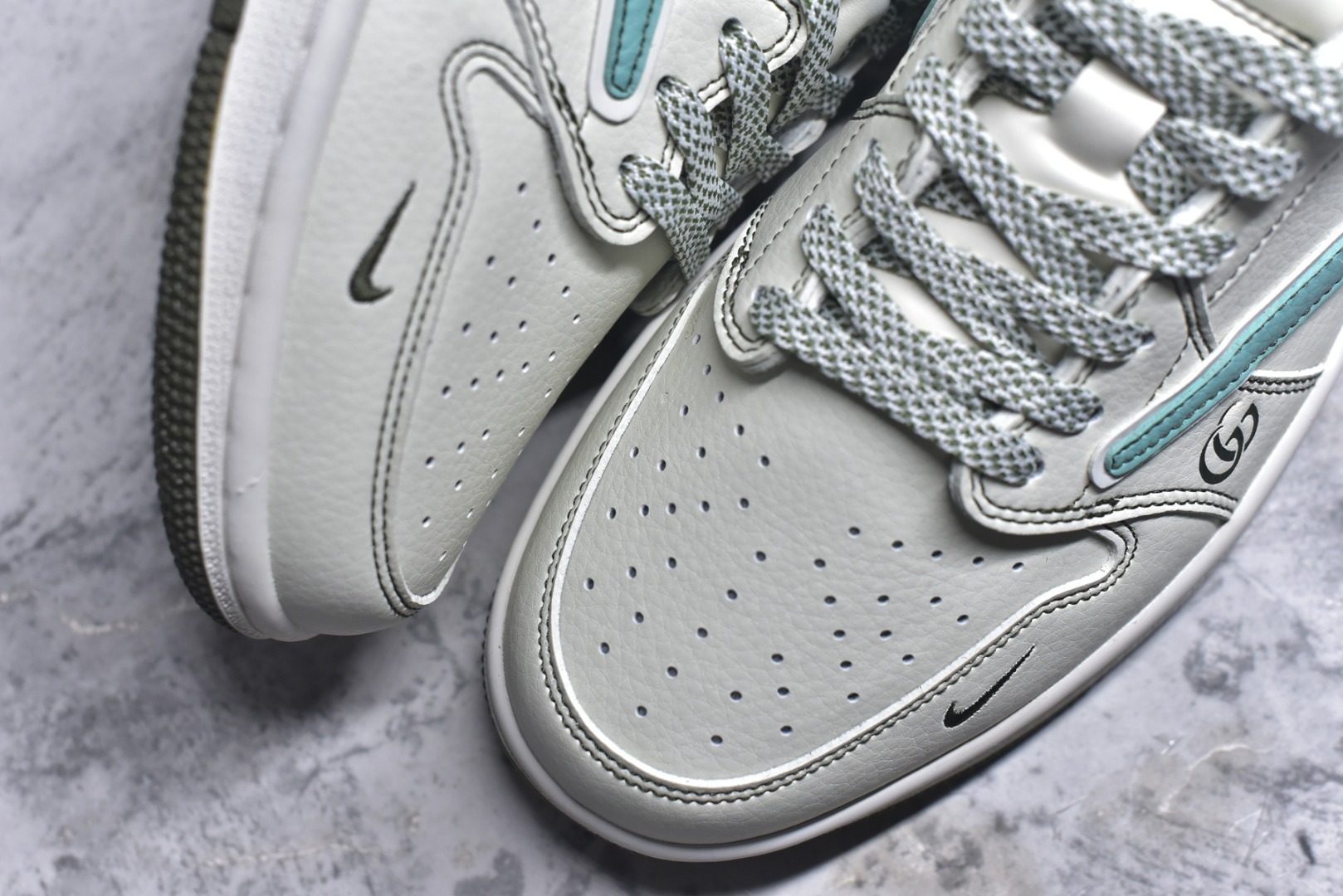 图片[8]-#Travis Scott x Fragment Design x Air Jordan 1 Low OG SP AJ1 乔1 古驰联名 低帮文化休闲板鞋 JJ5285-010 #多方联名合作融合了Travis Scott 独特的音乐风格，藤原浩个性的设计风格以及Jordan品牌的经典元素 使其成为一双具有独特身份和价值的鞋子 清新而立体的外观加上联名标识更突出了其独特身份 这种配色方案显示出活力和时尚感 在视觉上引人注目 鞋身的质感和细腻的细节处理使其显得高端而格调十足 这款“倒钩”联名是设计与创意完美结合 融合多方的个性风格是一款备受瞩目的潮流鞋款 低帮休闲板鞋 定制鞋盒 大厂纯原品质出货 超高清洁度 皮料切割干净无任何毛边 细节完美 尺码：36 36.5 37.5 38 38.5 39 40 40.5 41 42 42.5 43 44 44.5 45 46 9.D4-选品中心