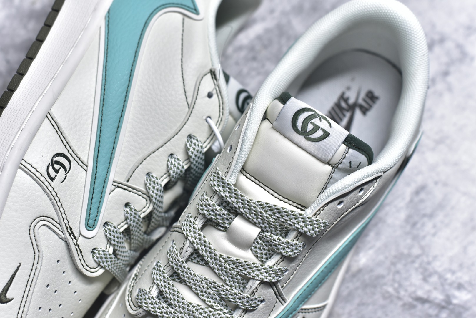 图片[9]-#Travis Scott x Fragment Design x Air Jordan 1 Low OG SP AJ1 乔1 古驰联名 低帮文化休闲板鞋 JJ5285-010 #多方联名合作融合了Travis Scott 独特的音乐风格，藤原浩个性的设计风格以及Jordan品牌的经典元素 使其成为一双具有独特身份和价值的鞋子 清新而立体的外观加上联名标识更突出了其独特身份 这种配色方案显示出活力和时尚感 在视觉上引人注目 鞋身的质感和细腻的细节处理使其显得高端而格调十足 这款“倒钩”联名是设计与创意完美结合 融合多方的个性风格是一款备受瞩目的潮流鞋款 低帮休闲板鞋 定制鞋盒 大厂纯原品质出货 超高清洁度 皮料切割干净无任何毛边 细节完美 尺码：36 36.5 37.5 38 38.5 39 40 40.5 41 42 42.5 43 44 44.5 45 46 9.D4-选品中心