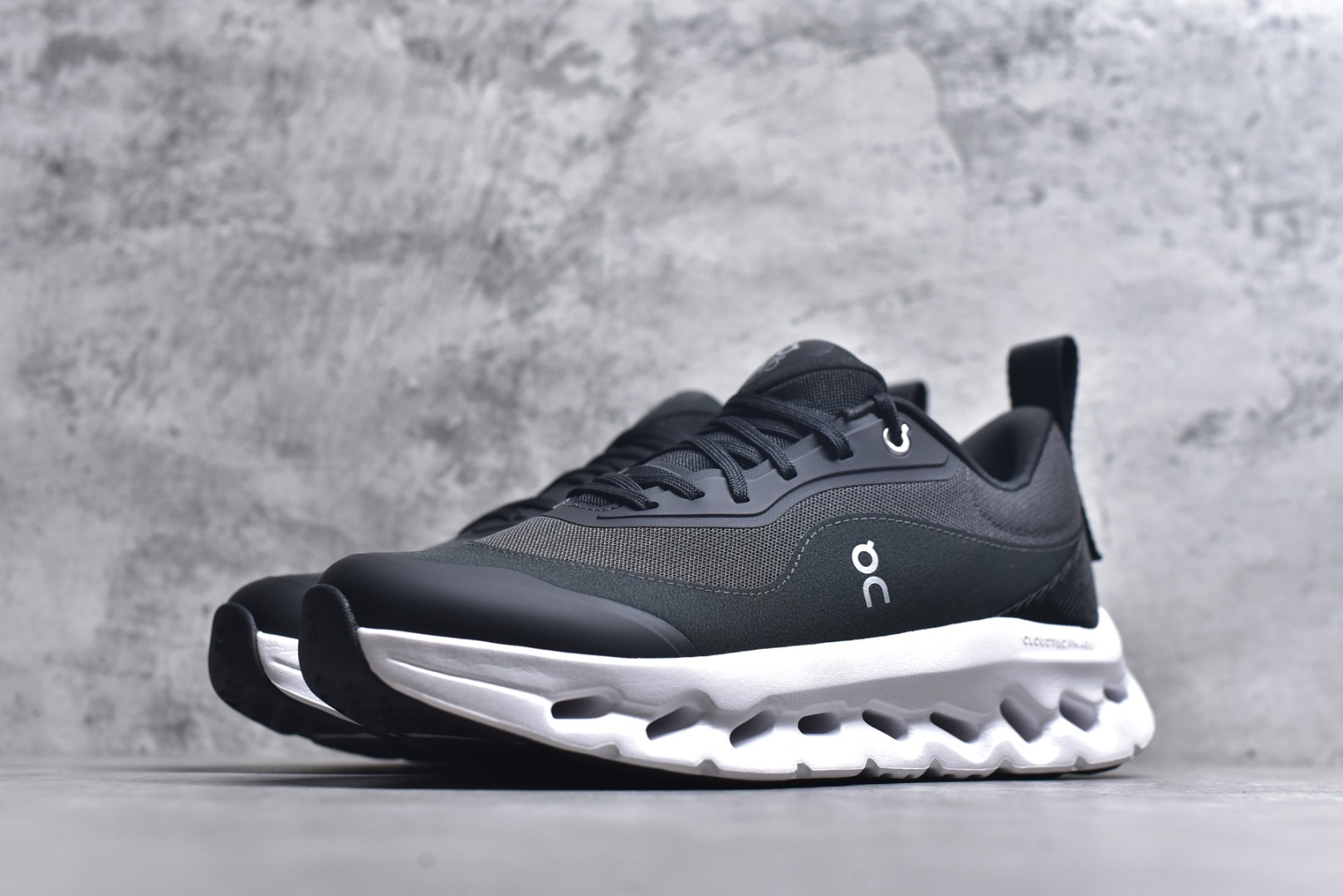 图片[2]-#ON昂跑 x Loewe 罗意威联名二代系列 原版开发 原材料打造 还原真实脚感 鞋底非常软弹 跑步健身必备 原版对比无任何差别 高端零售必推版本 市场独家货 区别市场所有版本 还原对比 鞋面采用一体成型布料 有弹性非常透气 鞋底镂空设计 运用了CLOUDTILT专利技术 弹力十足 毫无负重感 适合日常长距离行走或者休闲旅游 跑步！ 尺码 36 36.5 37.5 38 38.5 39 40 40.5 41 42 42.5 43 44 44.5 45 46-选品中心