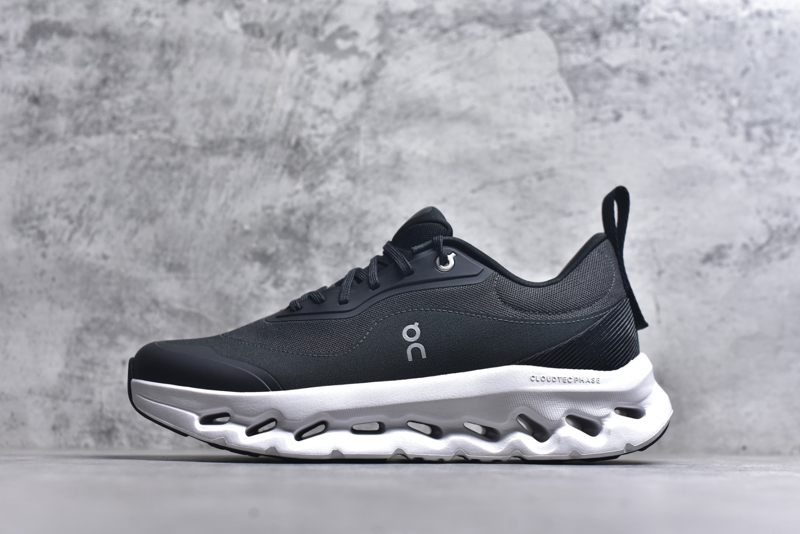 #ON昂跑 x Loewe 罗意威联名二代系列 原版开发 原材料打造 还原真实脚感 鞋底非常软弹 跑步健身必备 原版对比无任何差别 高端零售必推版本 市场独家货 区别市场所有版本 还原对比 鞋面采用一体成型布料 有弹性非常透气 鞋底镂空设计 运用了CLOUDTILT专利技术 弹力十足 毫无负重感 适合日常长距离行走或者休闲旅游 跑步！ 尺码 36 36.5 37.5 38 38.5 39 40 40.5 41 42 42.5 43 44 44.5 45 46-选品中心