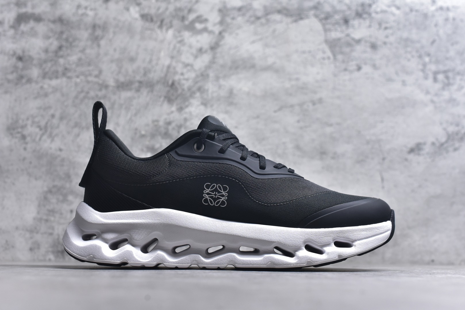 图片[3]-#ON昂跑 x Loewe 罗意威联名二代系列 原版开发 原材料打造 还原真实脚感 鞋底非常软弹 跑步健身必备 原版对比无任何差别 高端零售必推版本 市场独家货 区别市场所有版本 还原对比 鞋面采用一体成型布料 有弹性非常透气 鞋底镂空设计 运用了CLOUDTILT专利技术 弹力十足 毫无负重感 适合日常长距离行走或者休闲旅游 跑步！ 尺码 36 36.5 37.5 38 38.5 39 40 40.5 41 42 42.5 43 44 44.5 45 46-选品中心