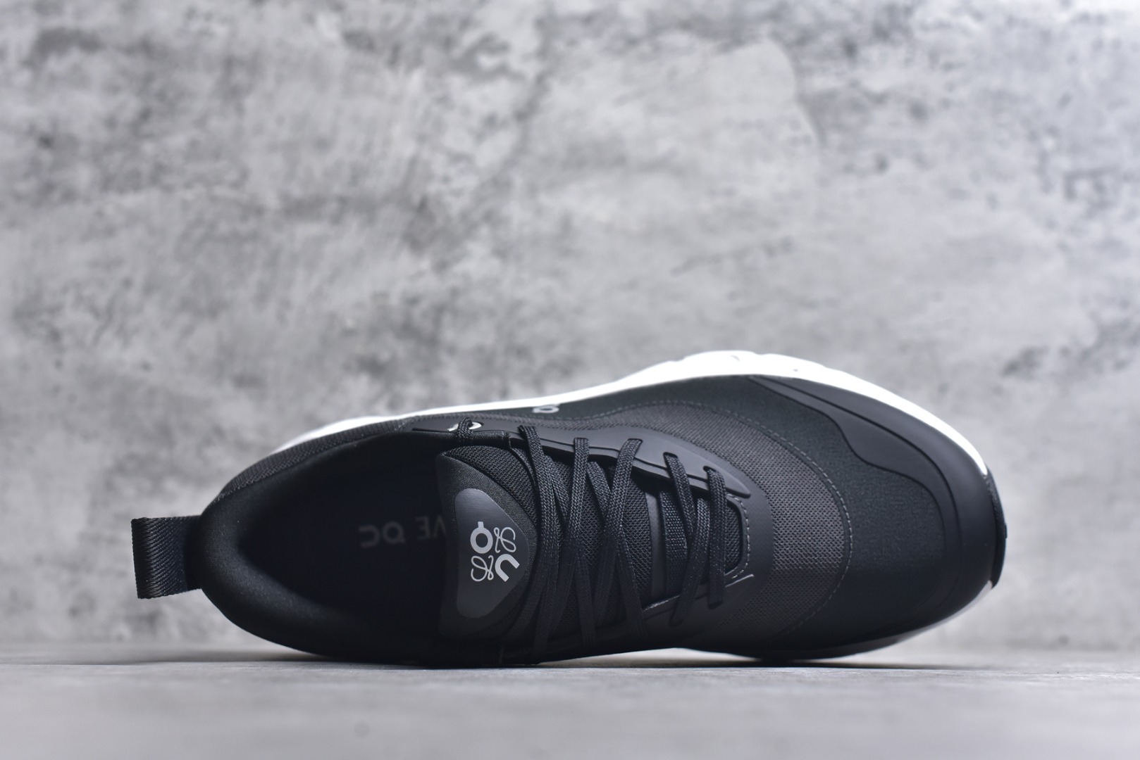 图片[4]-#ON昂跑 x Loewe 罗意威联名二代系列 原版开发 原材料打造 还原真实脚感 鞋底非常软弹 跑步健身必备 原版对比无任何差别 高端零售必推版本 市场独家货 区别市场所有版本 还原对比 鞋面采用一体成型布料 有弹性非常透气 鞋底镂空设计 运用了CLOUDTILT专利技术 弹力十足 毫无负重感 适合日常长距离行走或者休闲旅游 跑步！ 尺码 36 36.5 37.5 38 38.5 39 40 40.5 41 42 42.5 43 44 44.5 45 46-选品中心