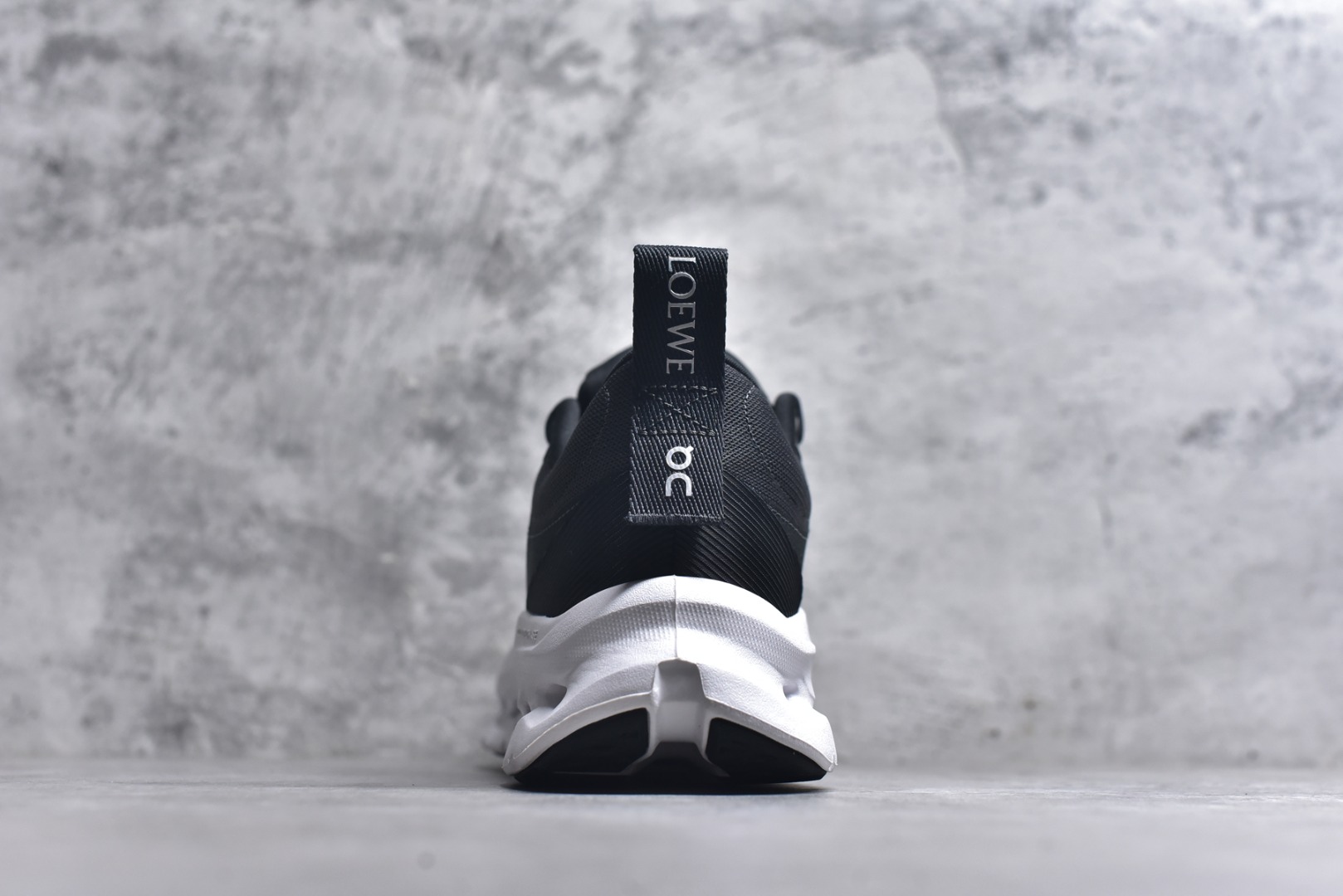 图片[5]-#ON昂跑 x Loewe 罗意威联名二代系列 原版开发 原材料打造 还原真实脚感 鞋底非常软弹 跑步健身必备 原版对比无任何差别 高端零售必推版本 市场独家货 区别市场所有版本 还原对比 鞋面采用一体成型布料 有弹性非常透气 鞋底镂空设计 运用了CLOUDTILT专利技术 弹力十足 毫无负重感 适合日常长距离行走或者休闲旅游 跑步！ 尺码 36 36.5 37.5 38 38.5 39 40 40.5 41 42 42.5 43 44 44.5 45 46-选品中心