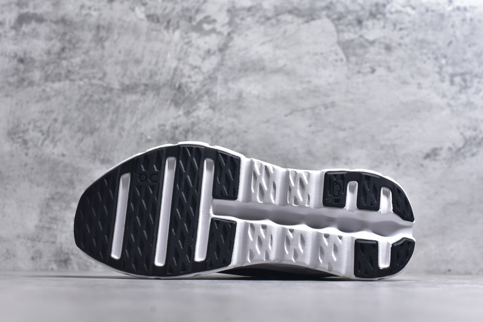 图片[6]-#ON昂跑 x Loewe 罗意威联名二代系列 原版开发 原材料打造 还原真实脚感 鞋底非常软弹 跑步健身必备 原版对比无任何差别 高端零售必推版本 市场独家货 区别市场所有版本 还原对比 鞋面采用一体成型布料 有弹性非常透气 鞋底镂空设计 运用了CLOUDTILT专利技术 弹力十足 毫无负重感 适合日常长距离行走或者休闲旅游 跑步！ 尺码 36 36.5 37.5 38 38.5 39 40 40.5 41 42 42.5 43 44 44.5 45 46-选品中心