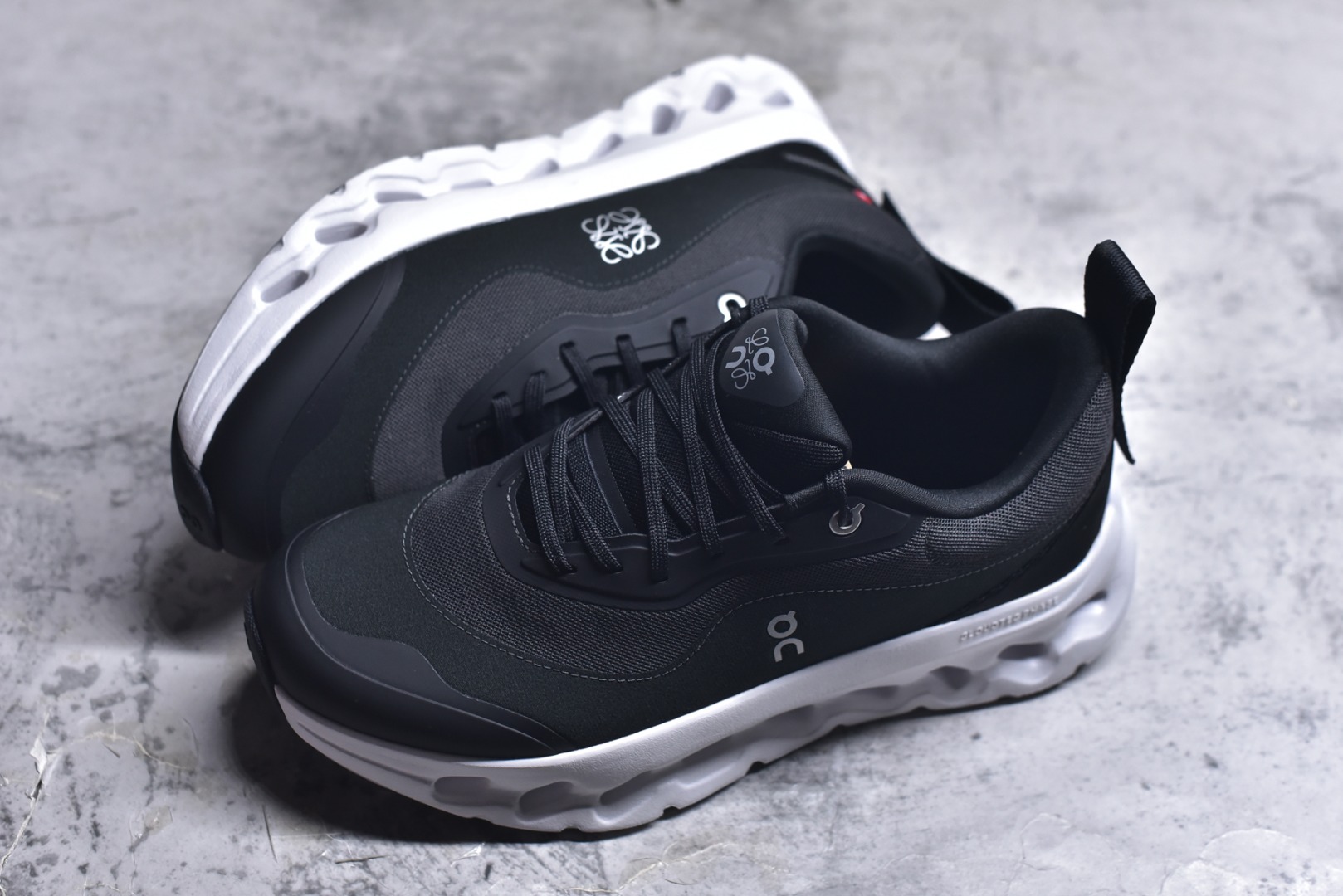 图片[7]-#ON昂跑 x Loewe 罗意威联名二代系列 原版开发 原材料打造 还原真实脚感 鞋底非常软弹 跑步健身必备 原版对比无任何差别 高端零售必推版本 市场独家货 区别市场所有版本 还原对比 鞋面采用一体成型布料 有弹性非常透气 鞋底镂空设计 运用了CLOUDTILT专利技术 弹力十足 毫无负重感 适合日常长距离行走或者休闲旅游 跑步！ 尺码 36 36.5 37.5 38 38.5 39 40 40.5 41 42 42.5 43 44 44.5 45 46-选品中心